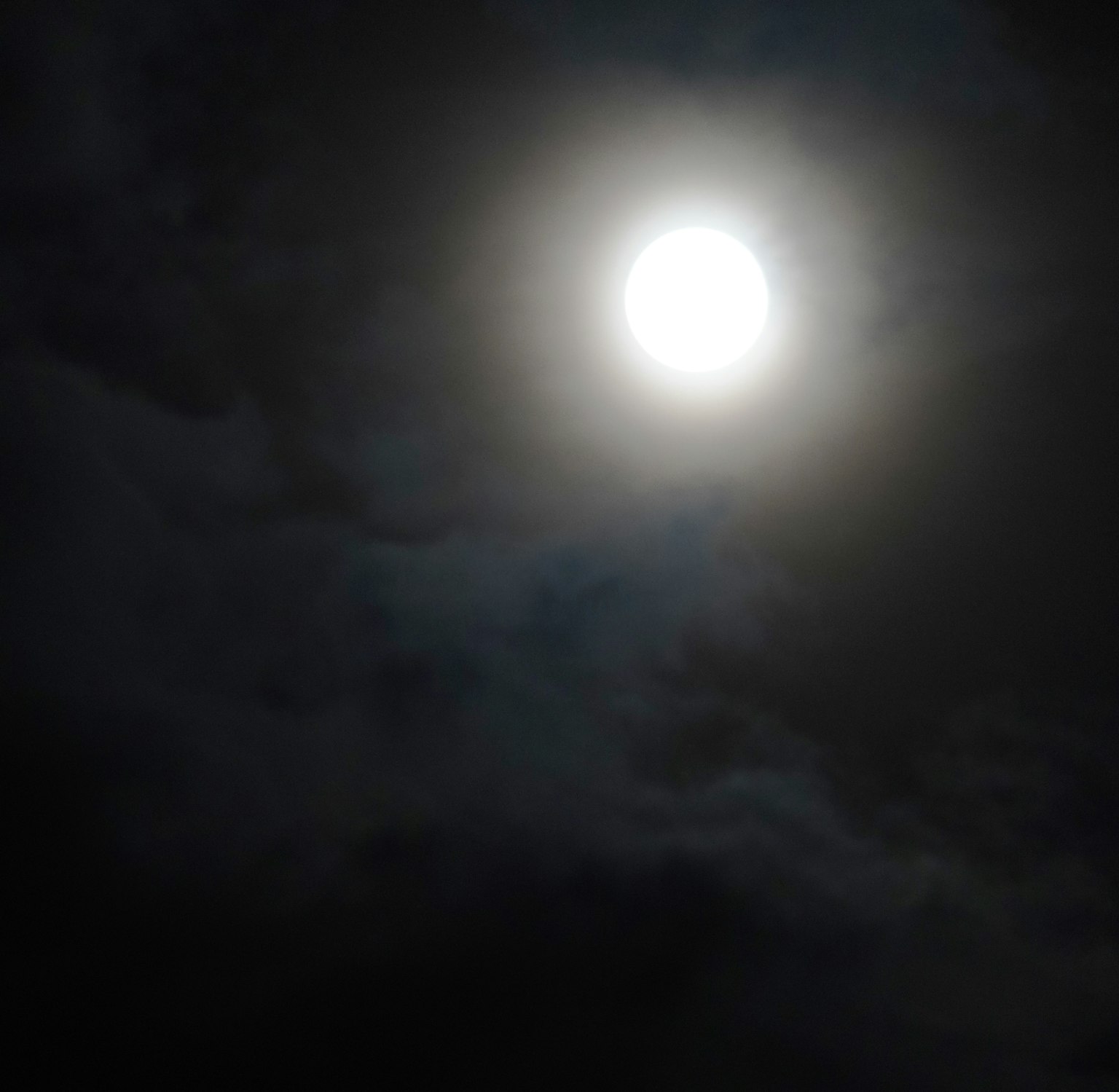 夜空中明亮的滿月被黑暗的雲層包圍