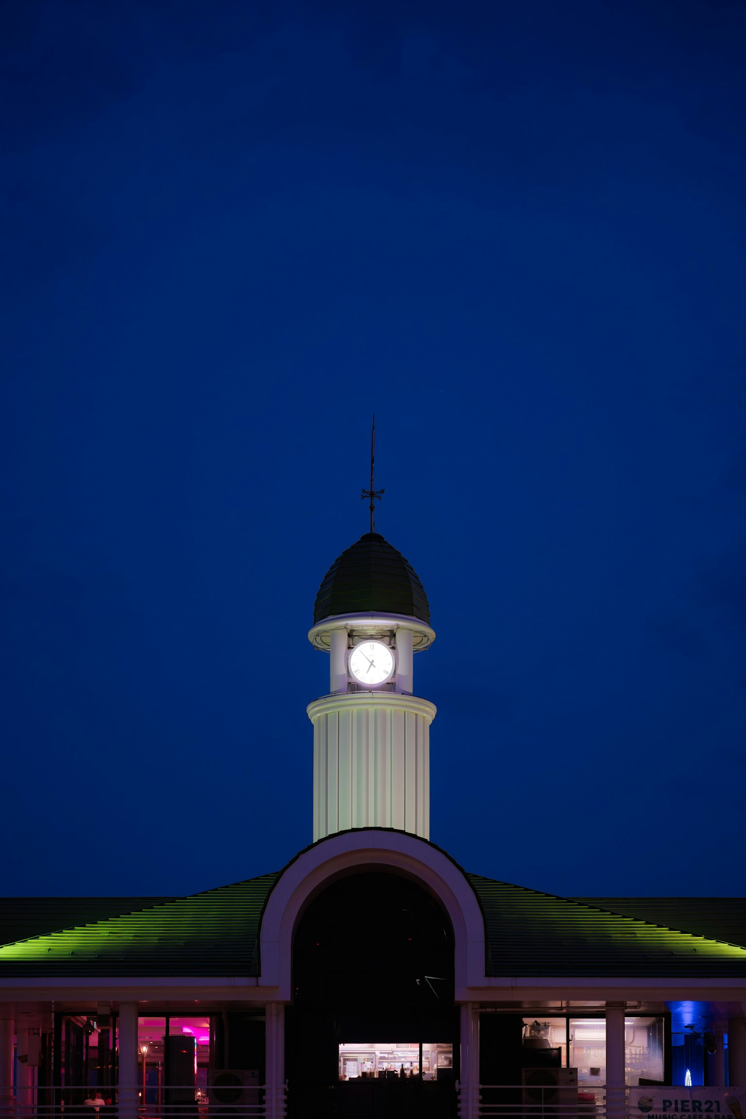 夜空中的鐘樓建築，特色彩色照明