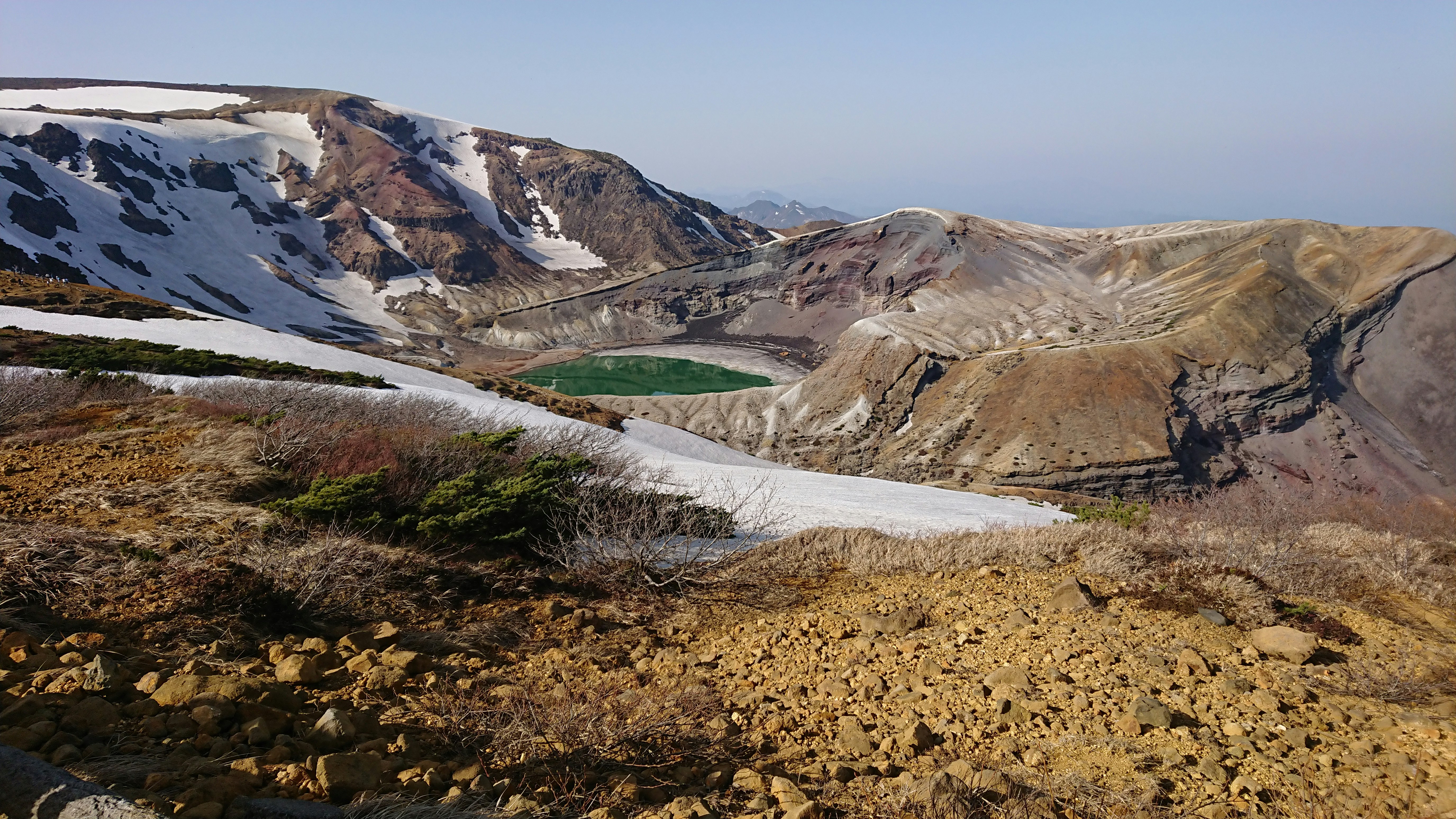 残雪山谷的荒凉山地景观