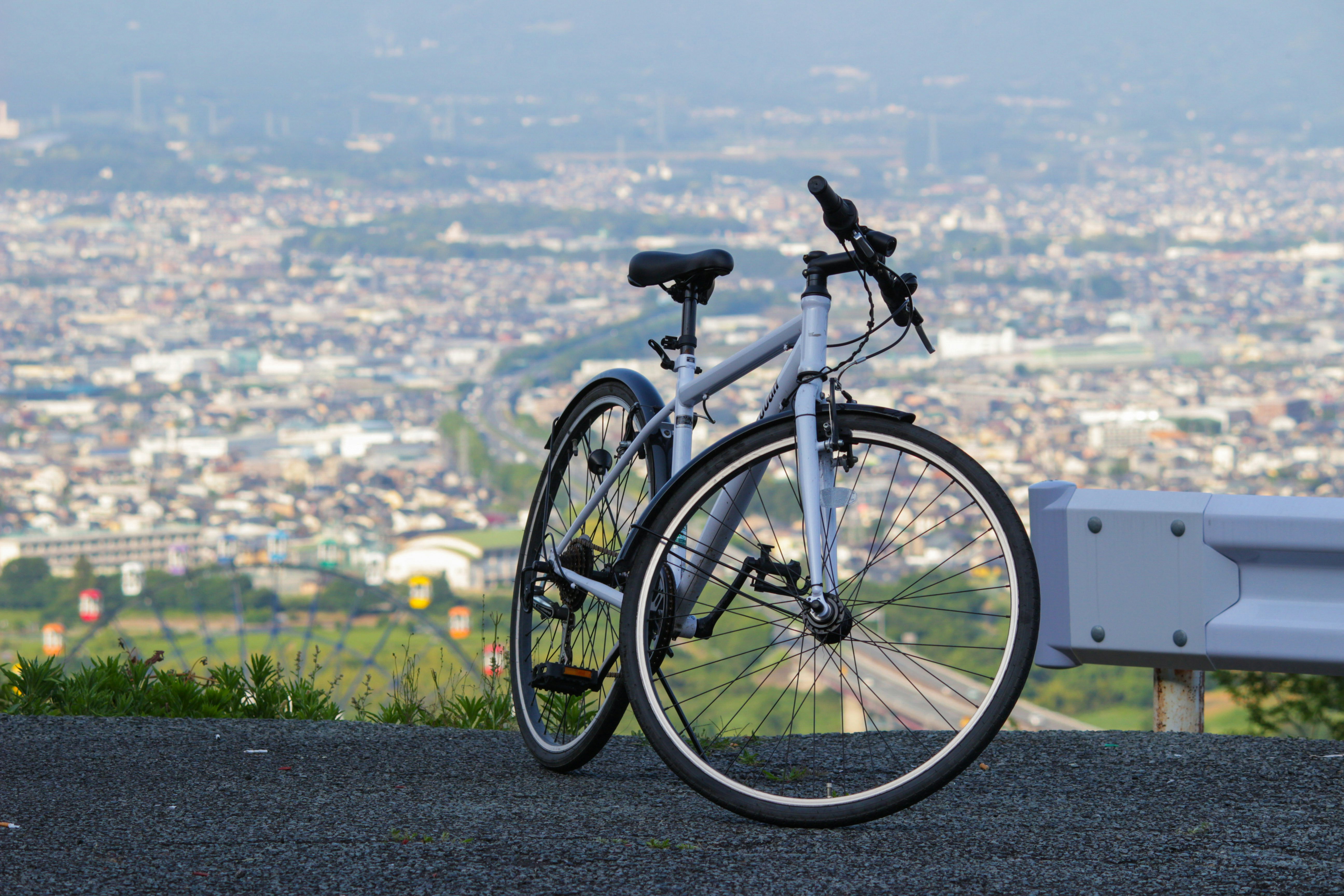 高台から見下ろす景色と自転車