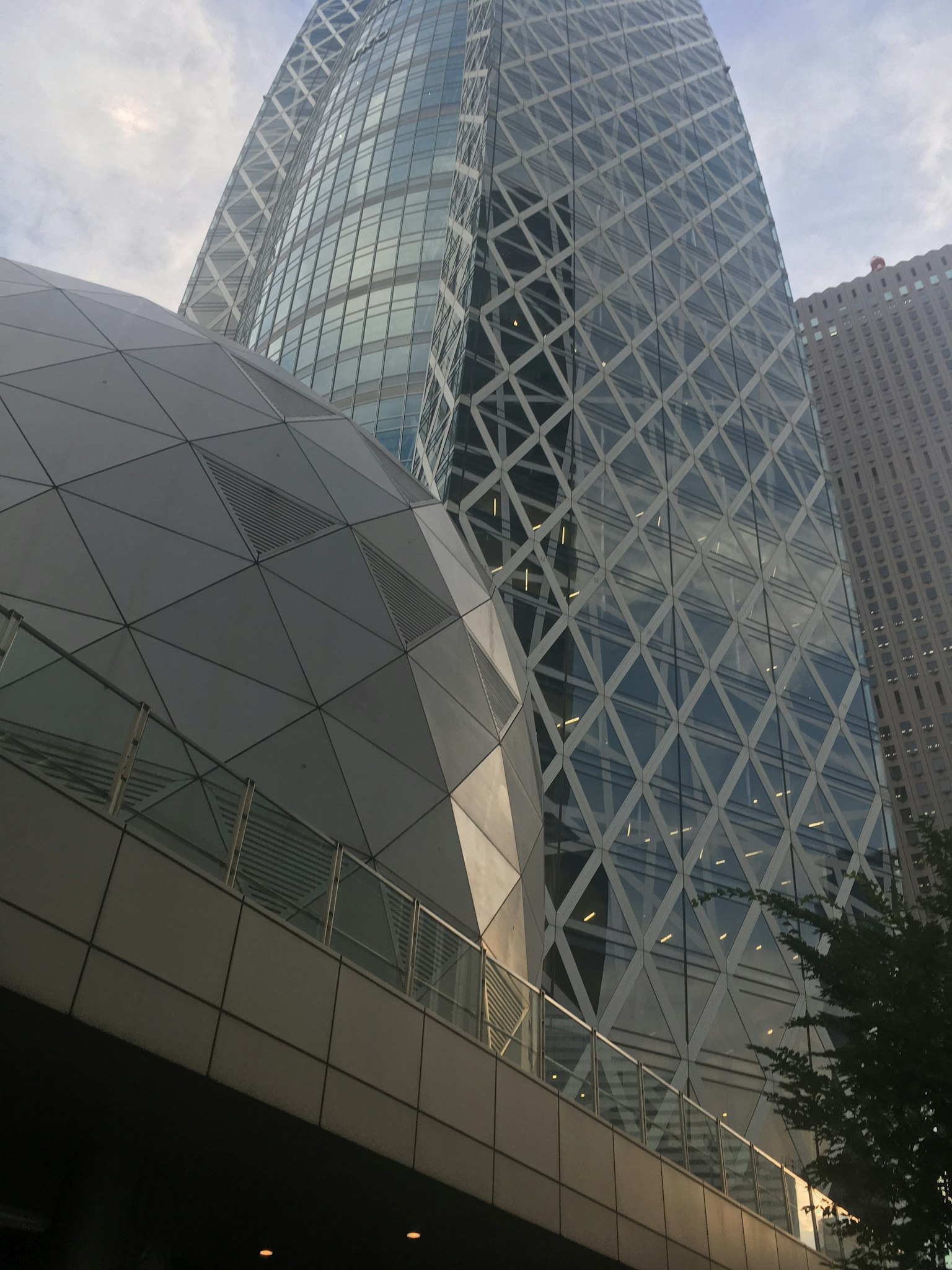 Pemandangan kota modern dengan kubah geometris dan gedung kaca tinggi