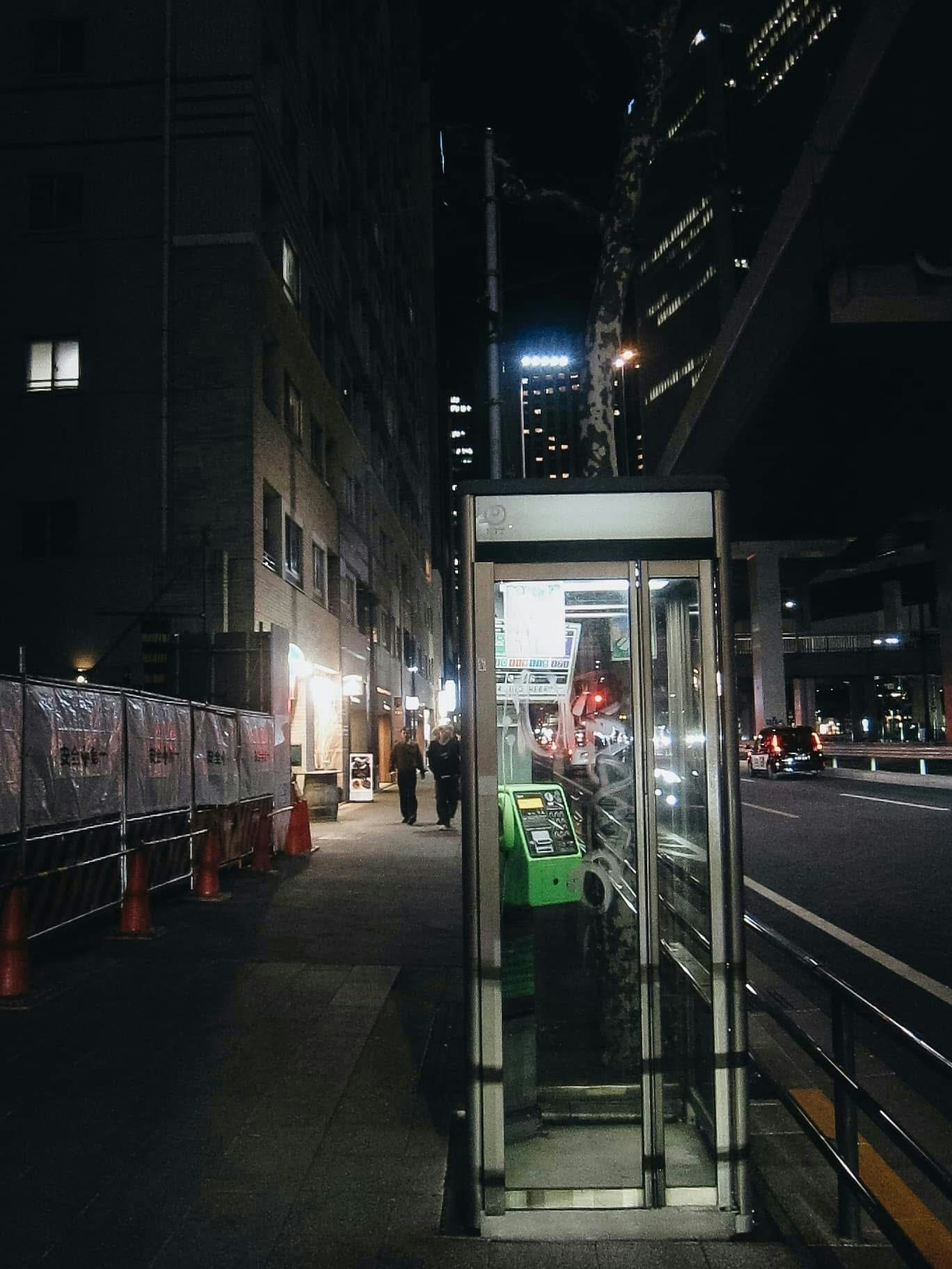 夜の路地にある電話ボックス