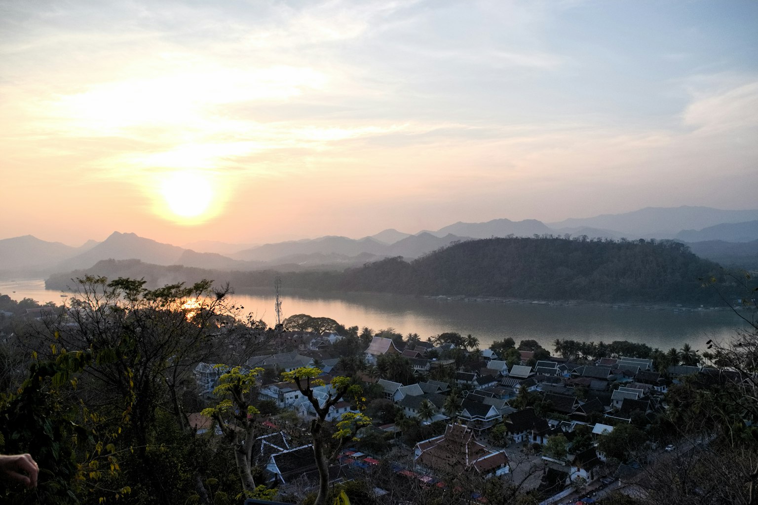 Pemandangan indah pegunungan dan matahari terbenam di atas sungai