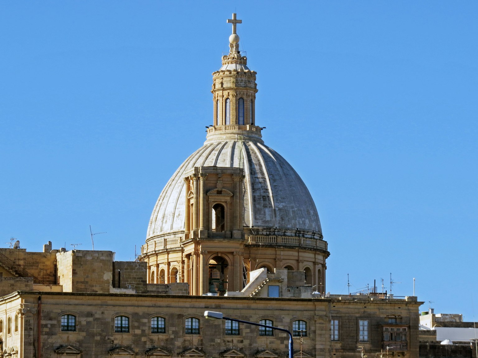 Kubah megah Valletta di bawah langit biru yang cerah