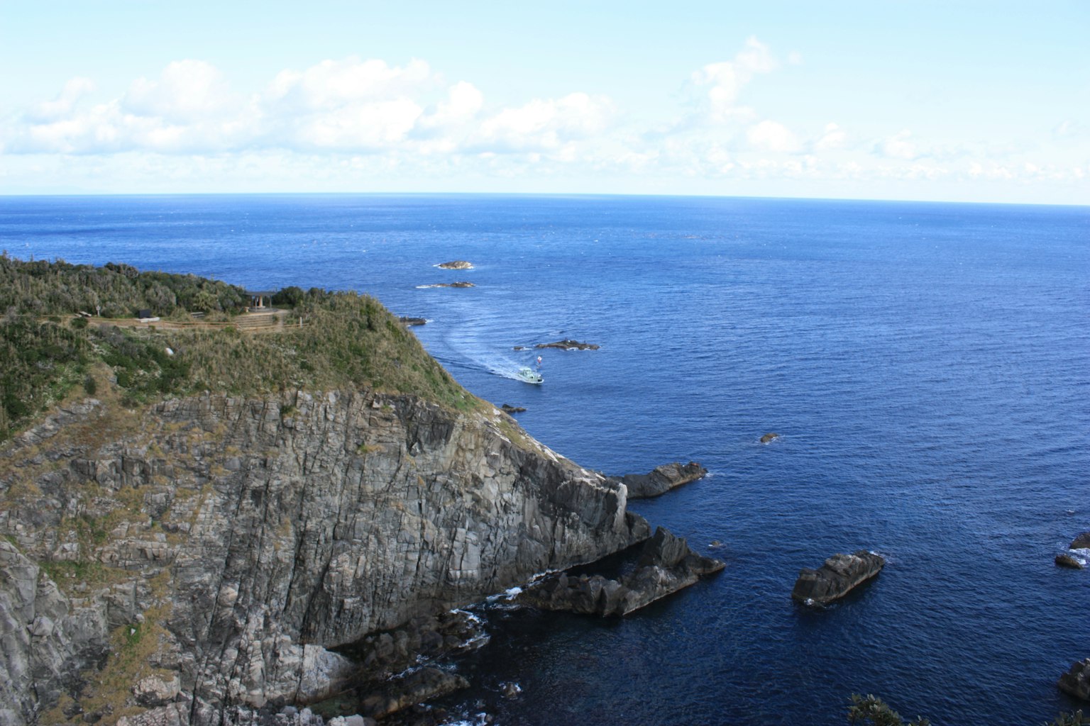 Malersicher Blick auf den blauen Ozean und felsige Klippen