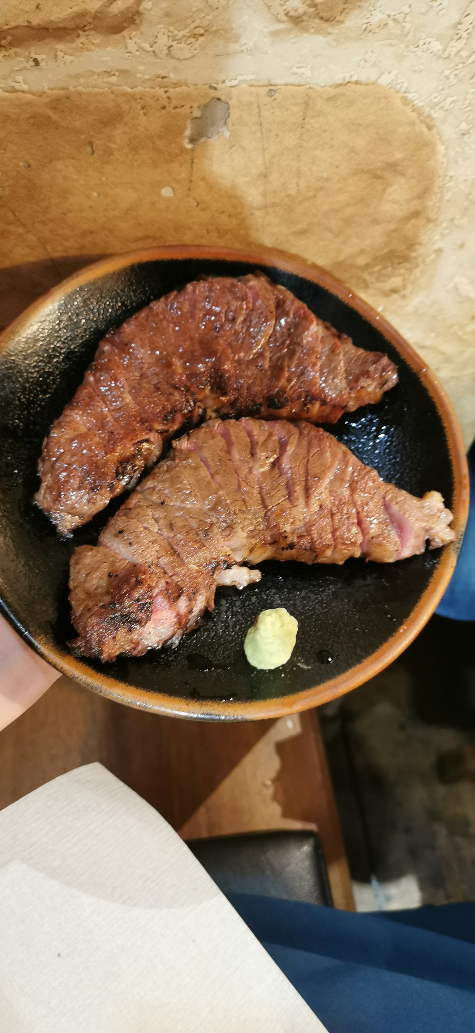 Hai miếng thịt nướng trên đĩa với wasabi