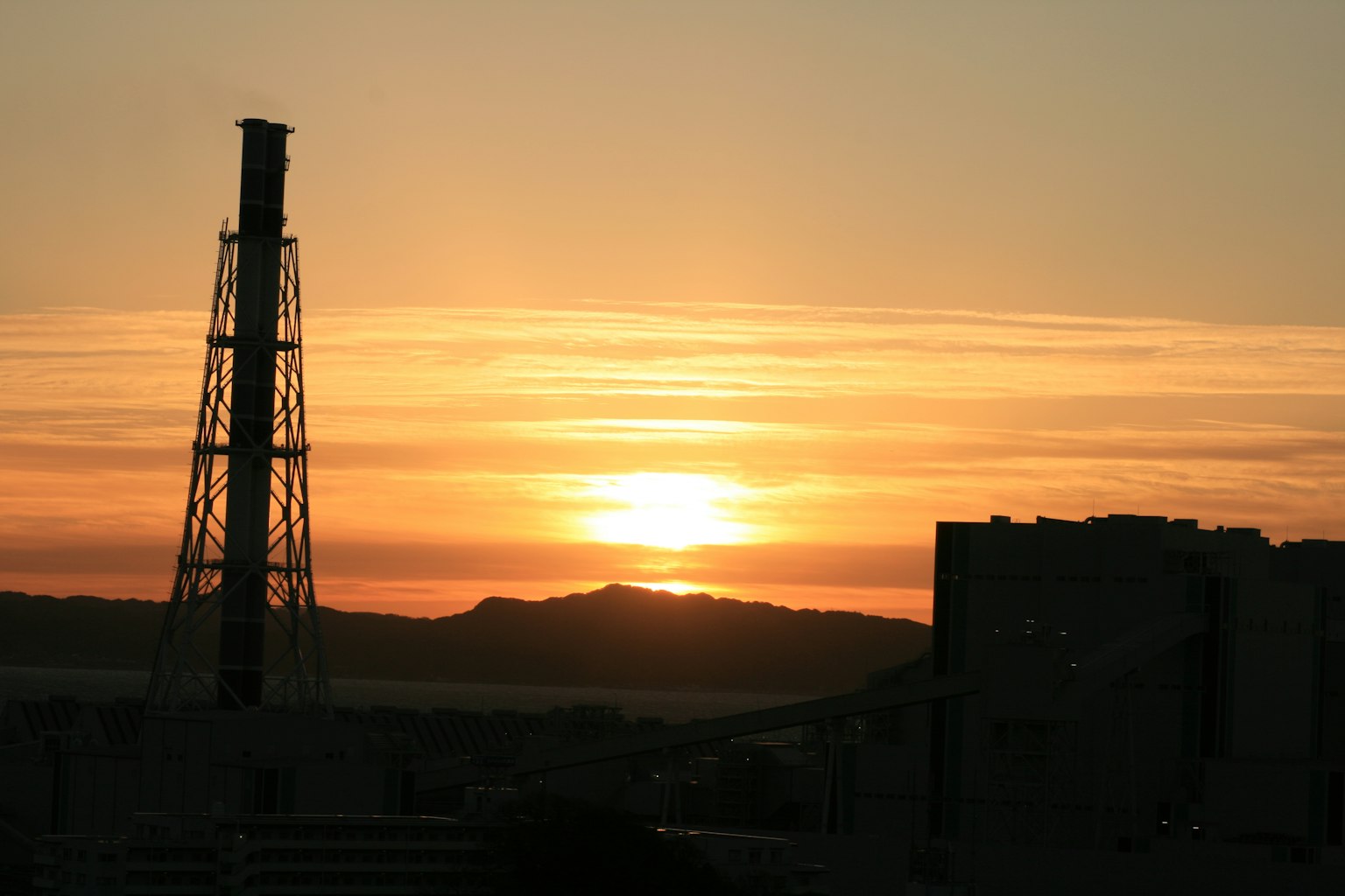 Vue de coucher de soleil avec tour en silhouette