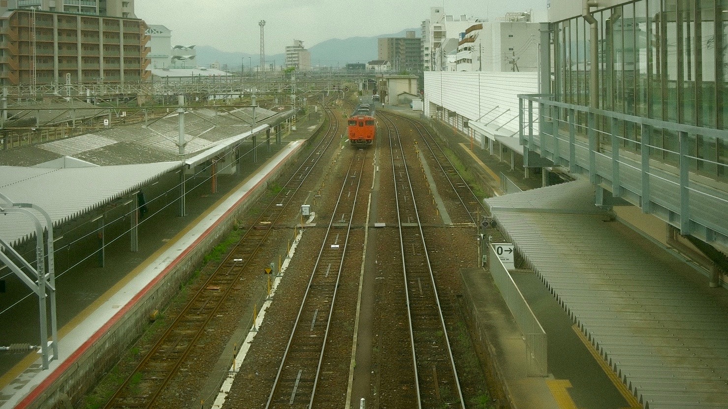 高架の線路とホームが続く都市の鉄道風景