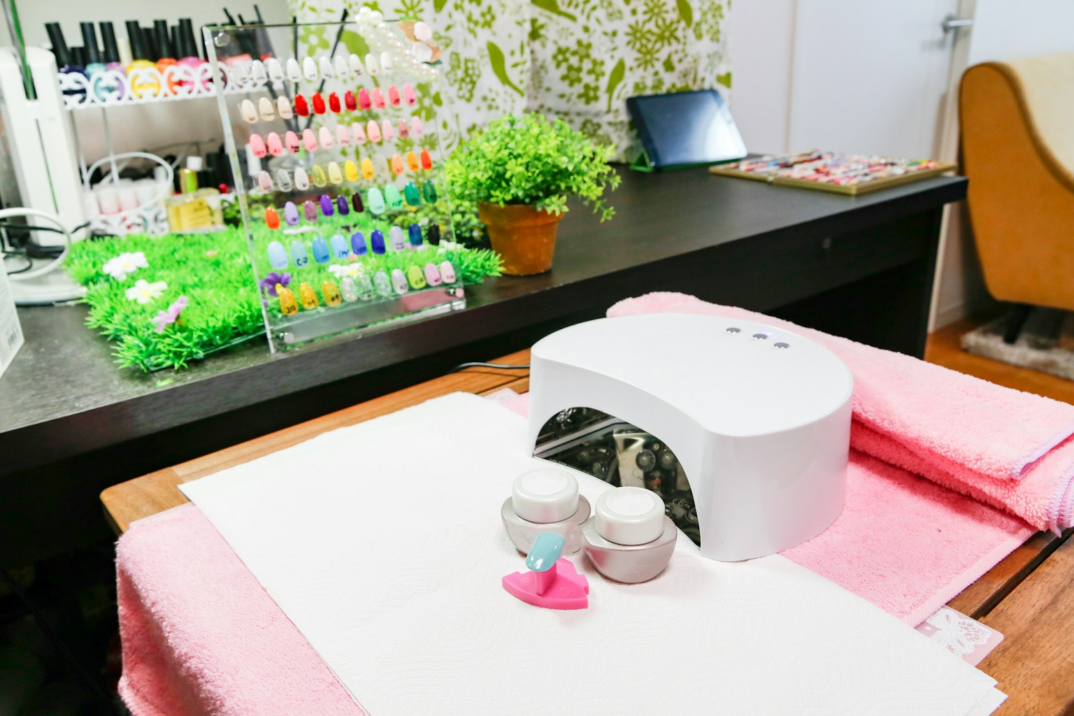 Espacio de trabajo de salón de uñas con esmaltes de colores y suministros de manicura