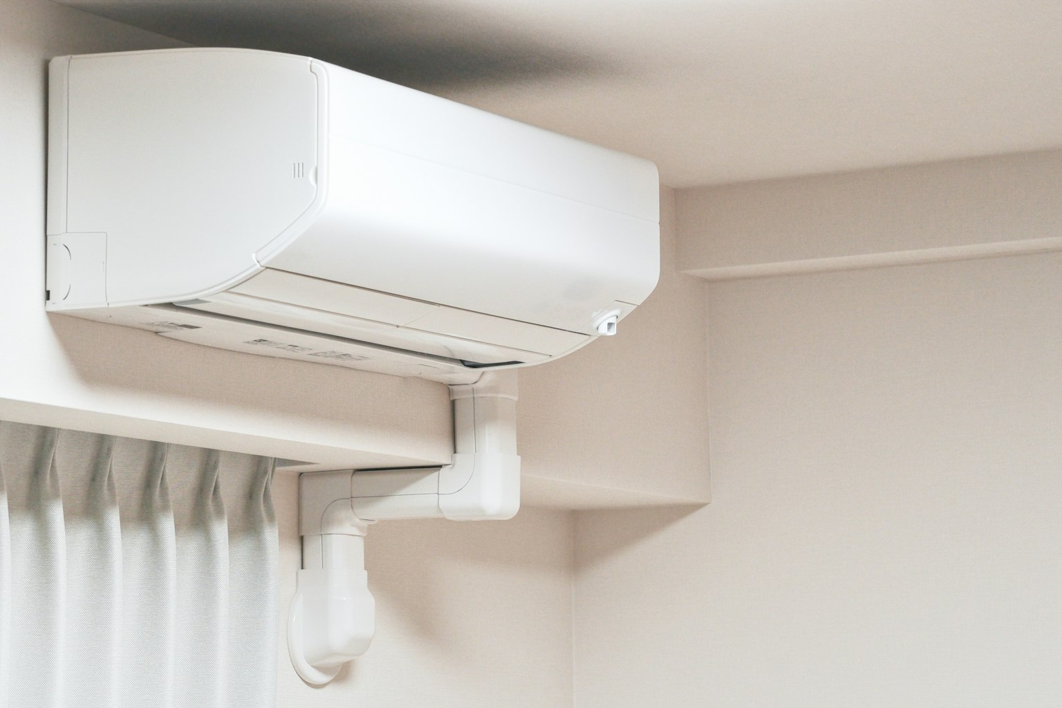 Vue intérieure avec une unité de climatisation blanche montée au mur