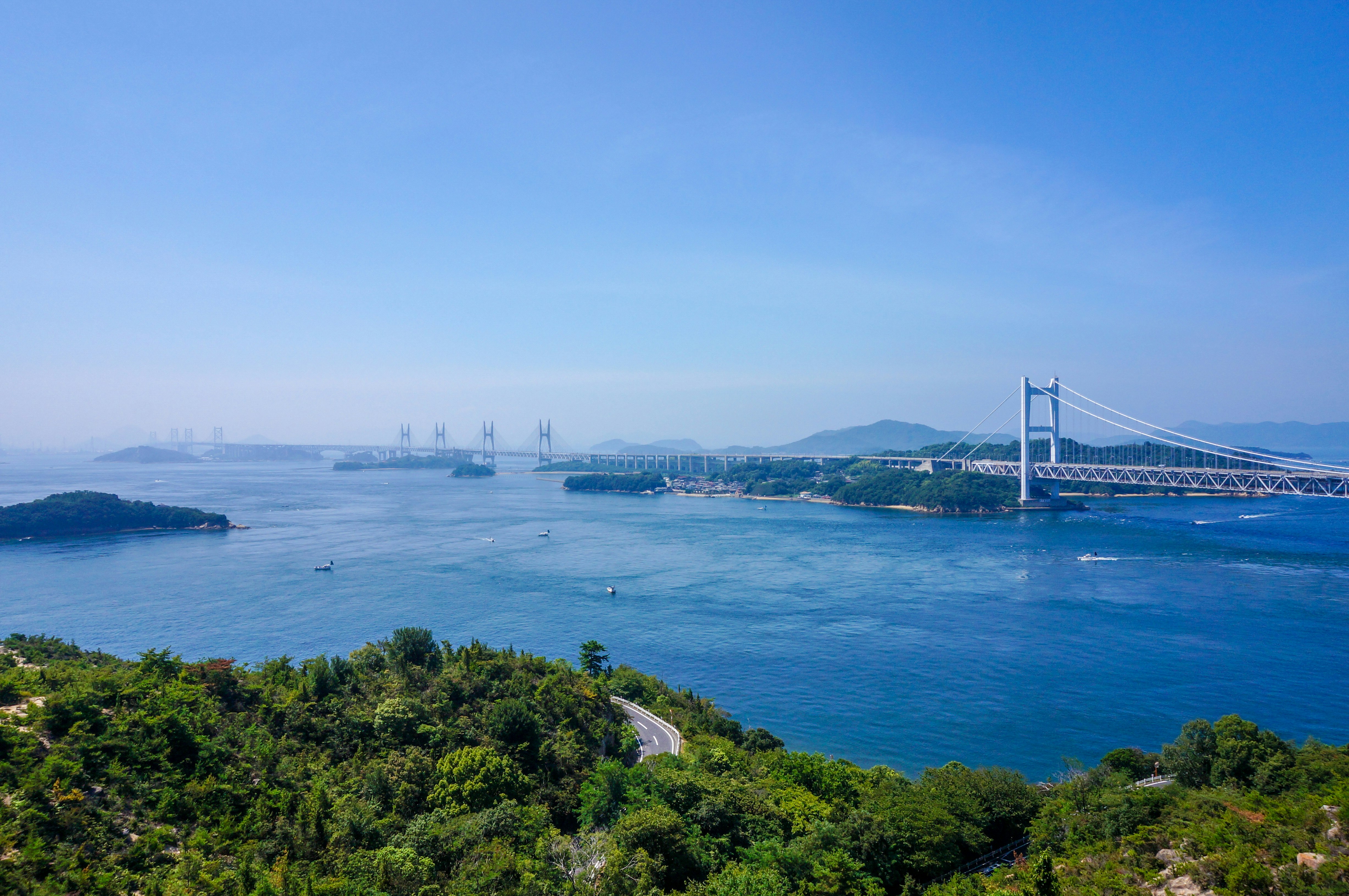 海岸远眺海峡与跨海大桥