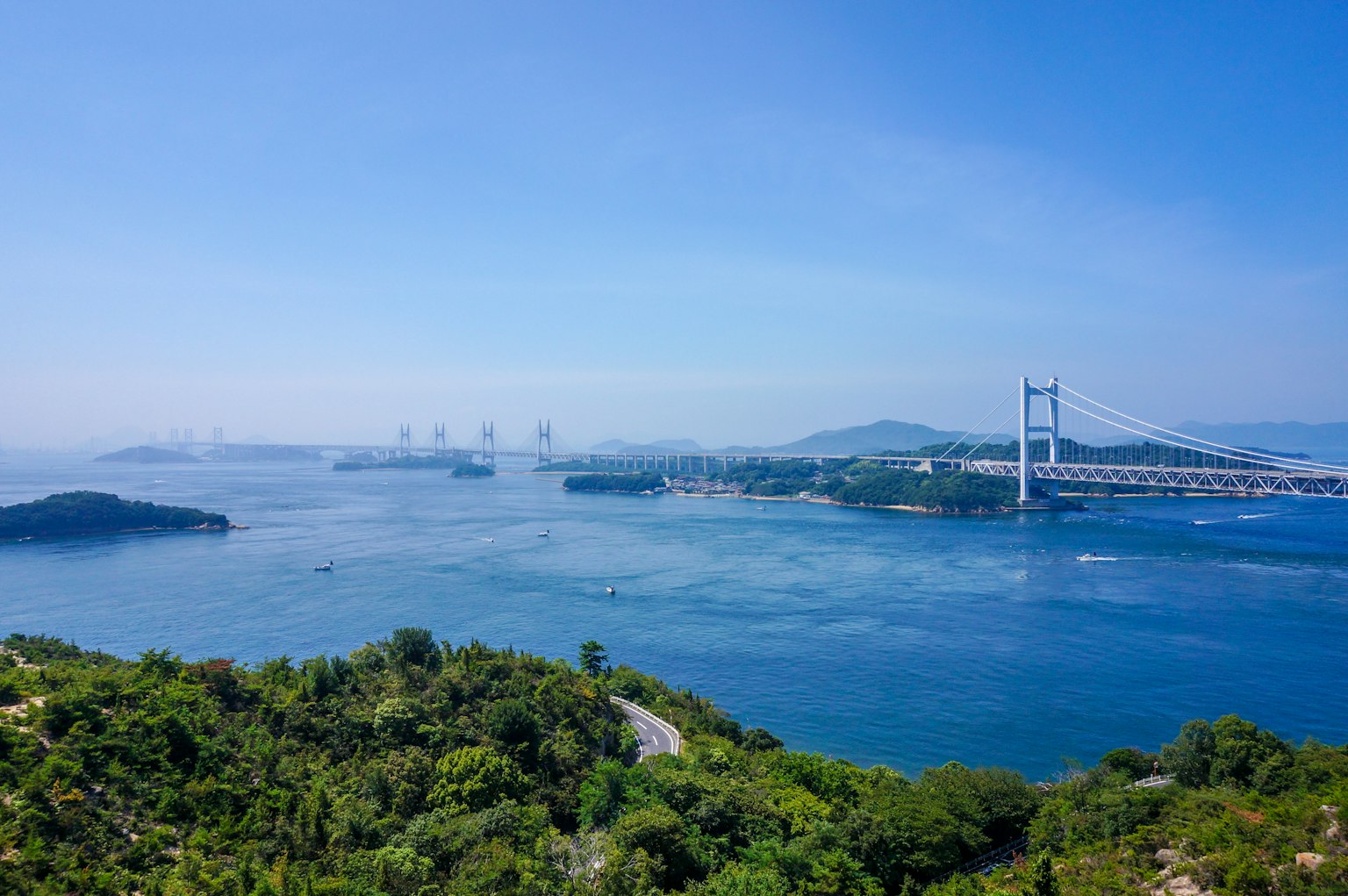 Vue panoramique d'un ciel bleu et d'une mer avec un pont et des îles