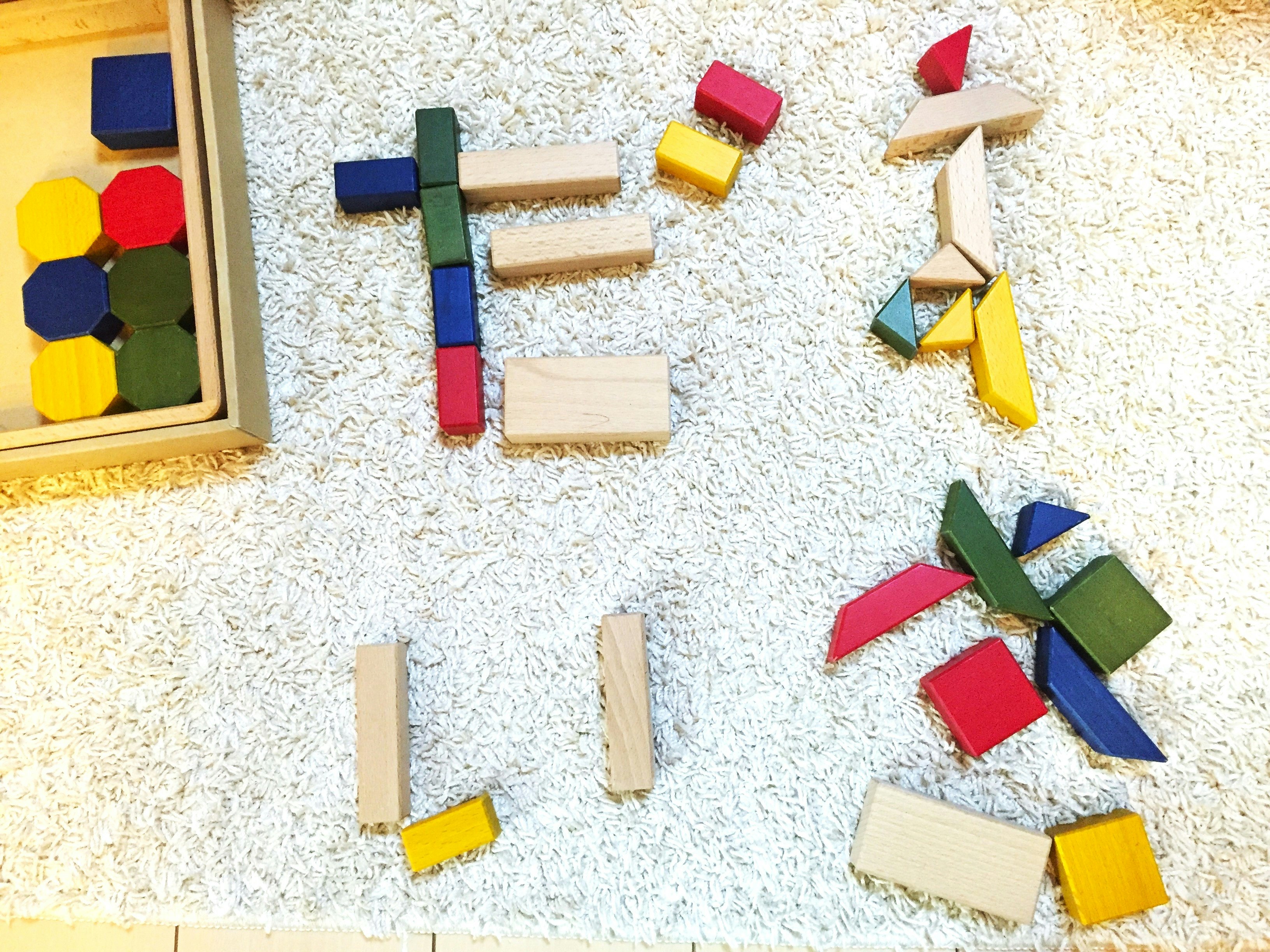 Playful arrangement of message blocks and wooden building blocks