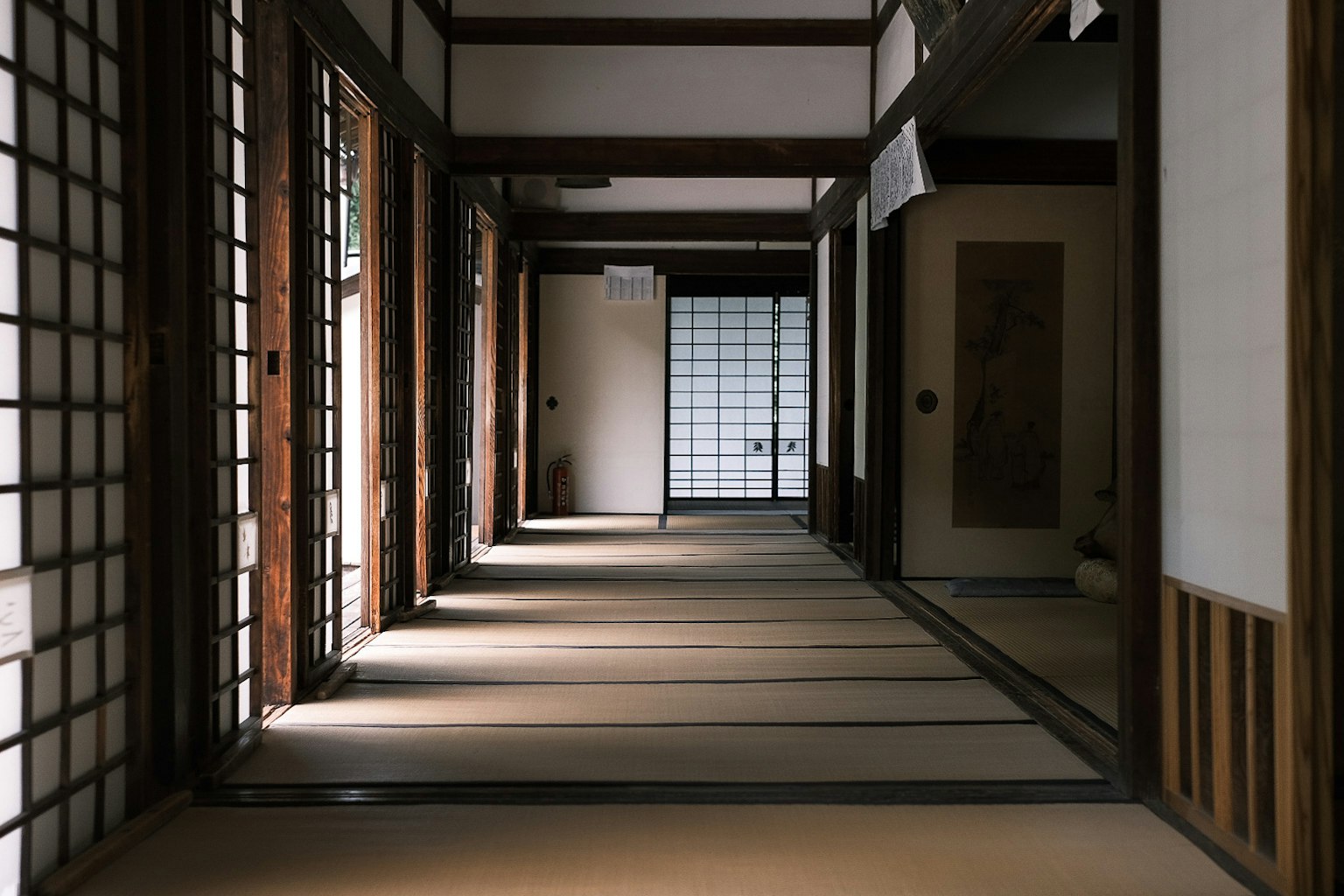 Hành lang của một ngôi nhà truyền thống Nhật Bản với cửa trượt và sàn tatami
