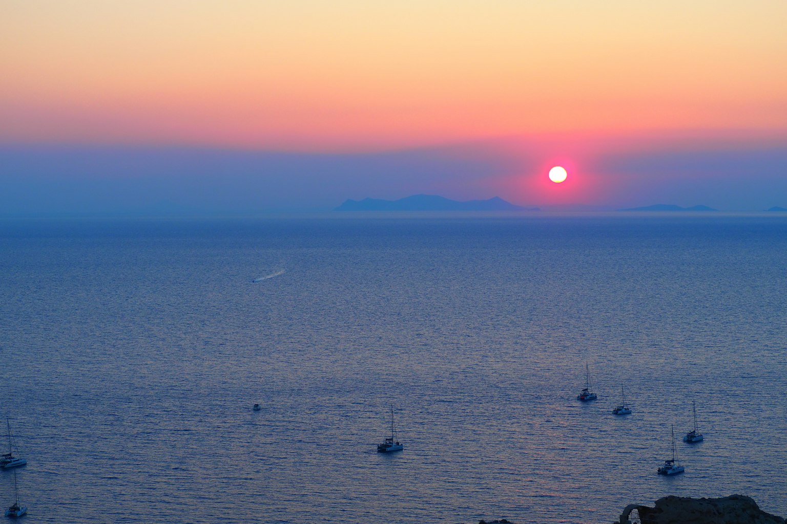 Bellissimo tramonto sul mare con diverse barche visibili