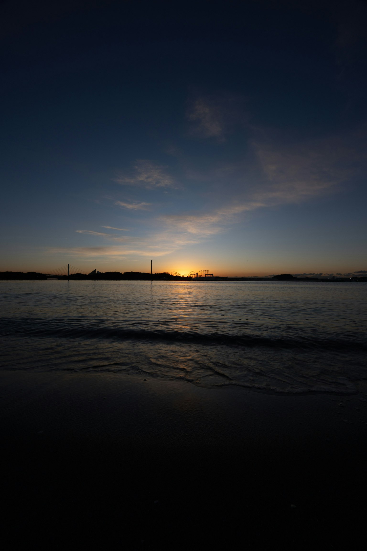 Coucher de soleil sur l'horizon de l'océan avec un dégradé de ciel bleu