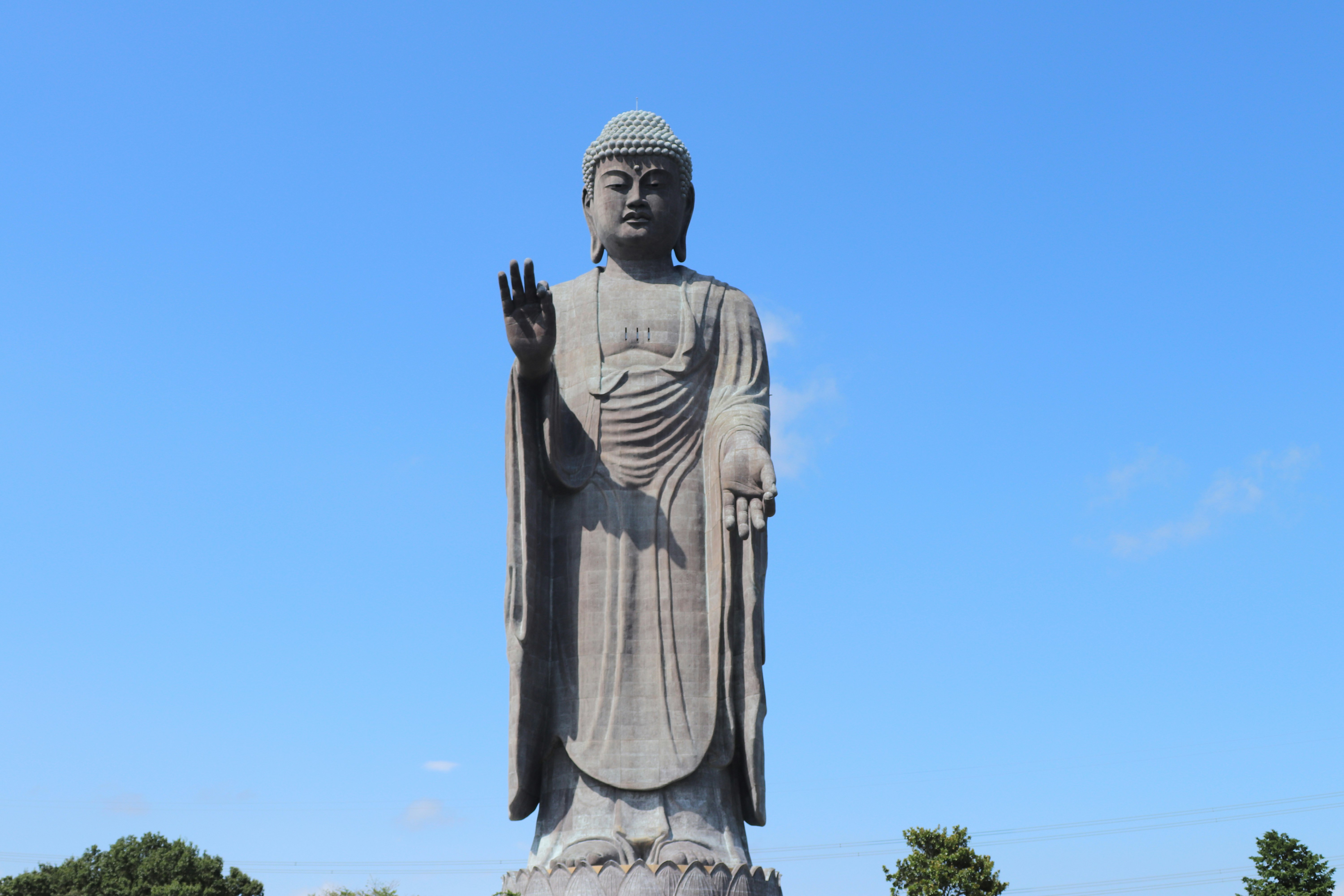 grand Bouddha debout sous un ciel bleu