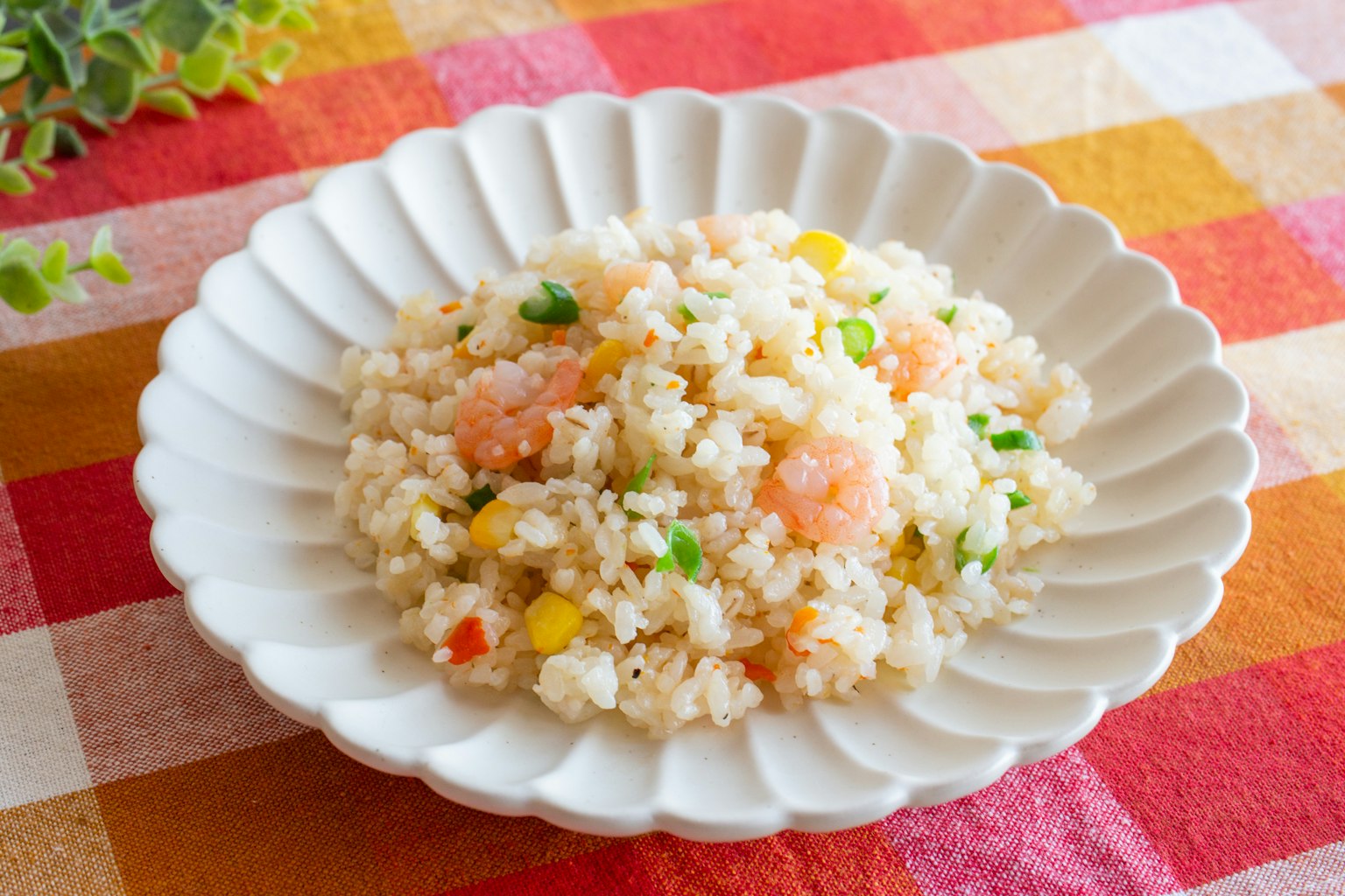 Riz frit coloré servi dans un plat blanc