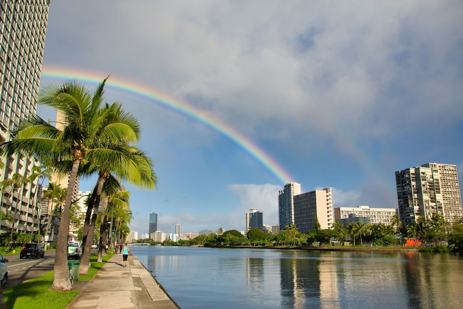 ทิวทัศน์ที่สวยงามของสายรุ้งเหนือเมืองในฮาวาย
