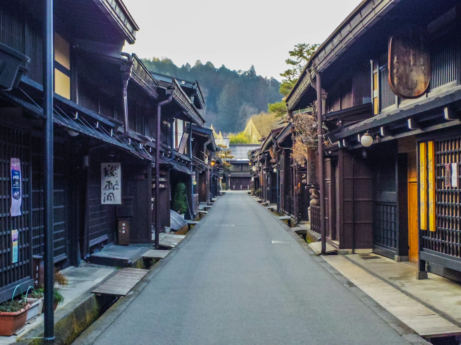 Đường yên tĩnh với các tòa nhà gỗ truyền thống hai bên