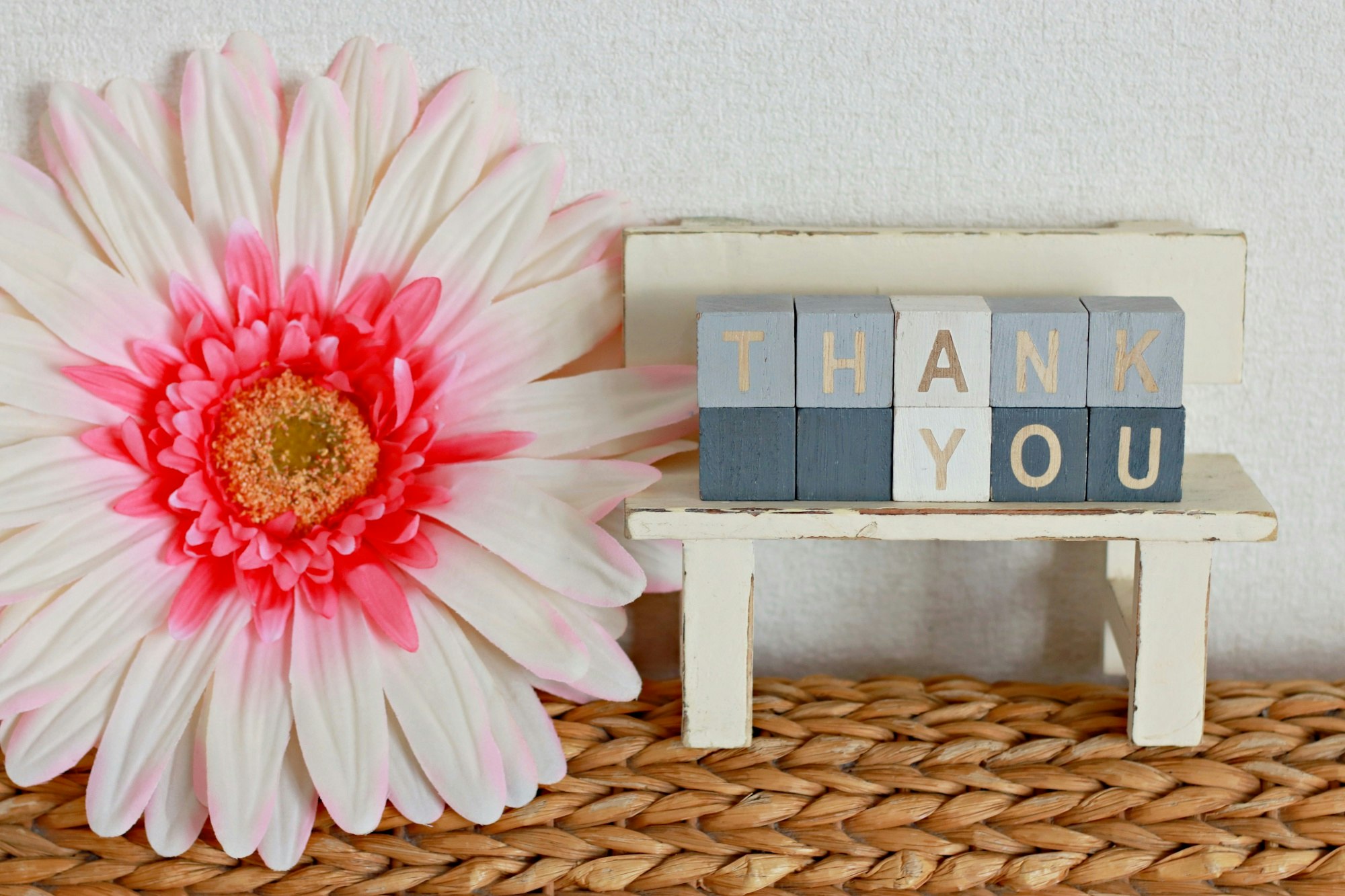 꽃과 ‘THANK YOU’ 메시지 사인