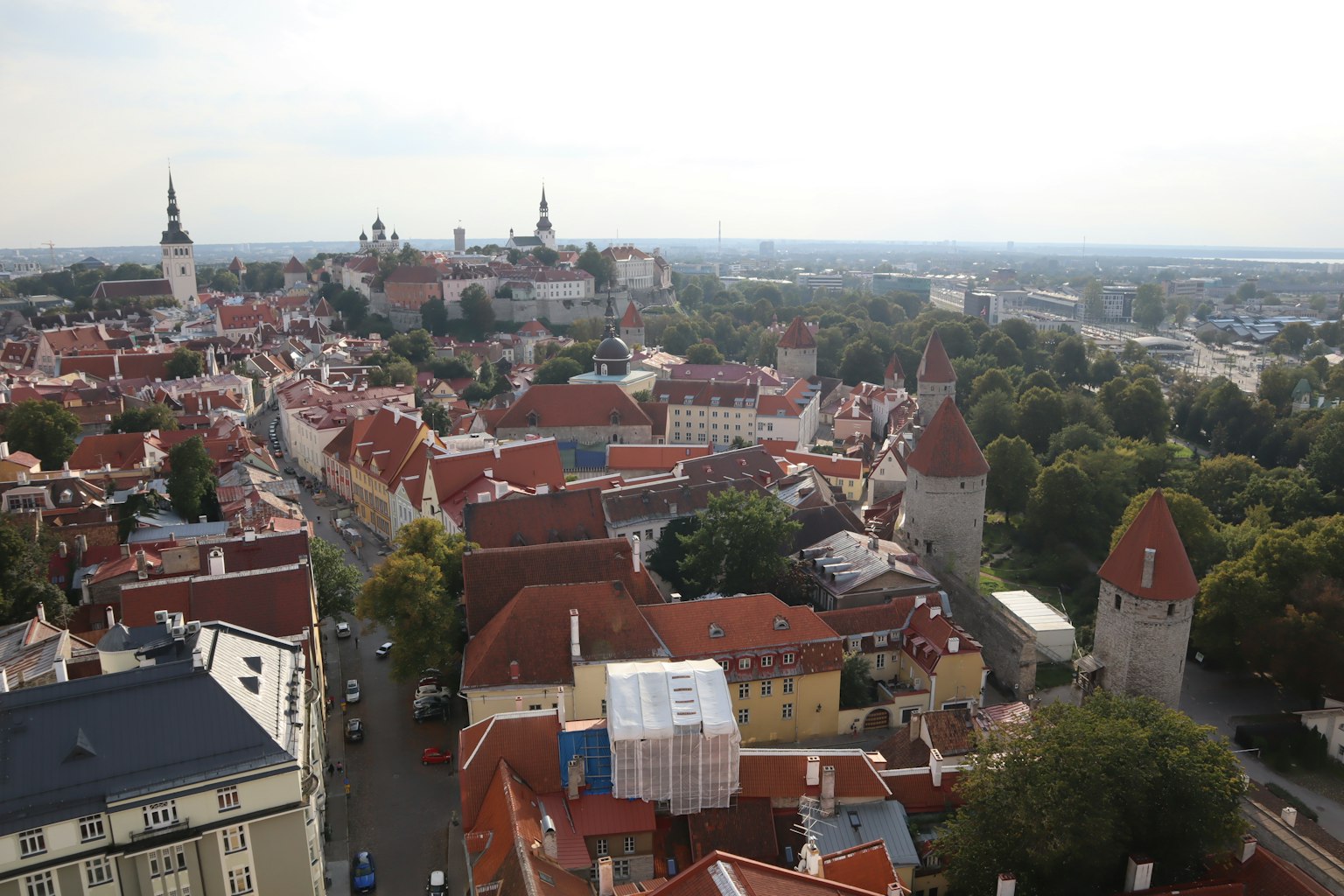 Vista panoramica dei tetti e delle torri della città vecchia di Tallinn