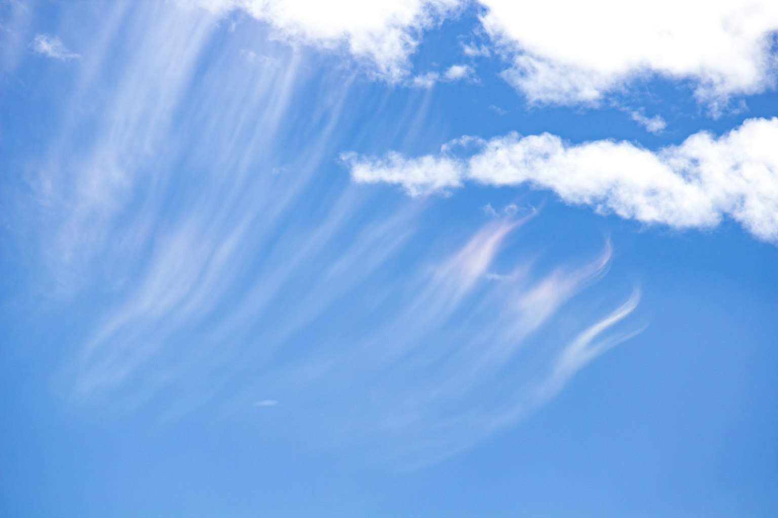 Awan tipis yang membentang di langit biru cerah