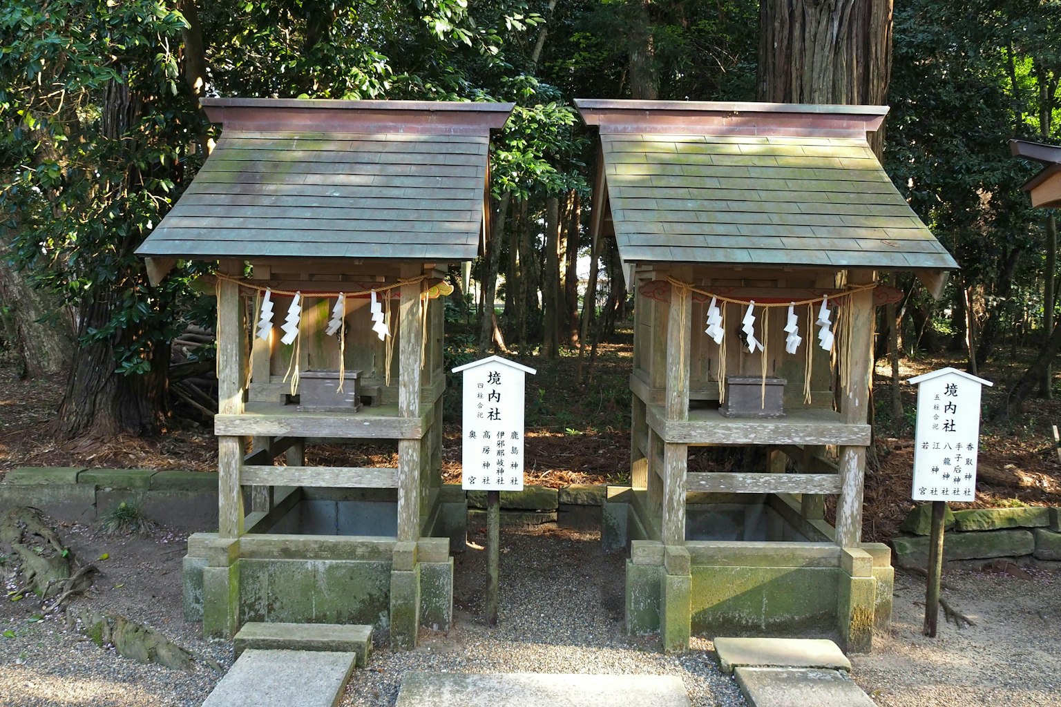 兩處供水站在被綠樹環繞的神社