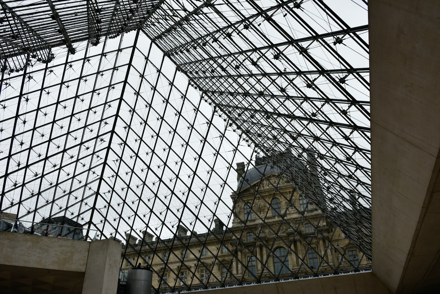 Glasdecke des Louvre mit sichtbarer klassischer Architektur