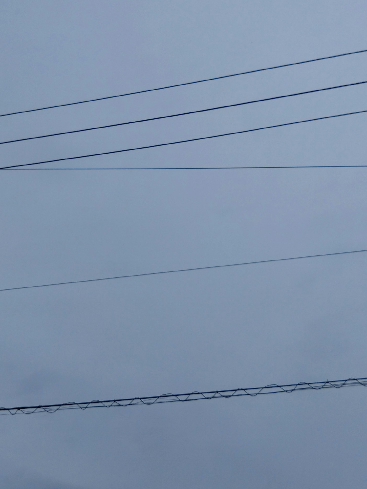 Gambar saluran listrik di latar belakang langit biru
