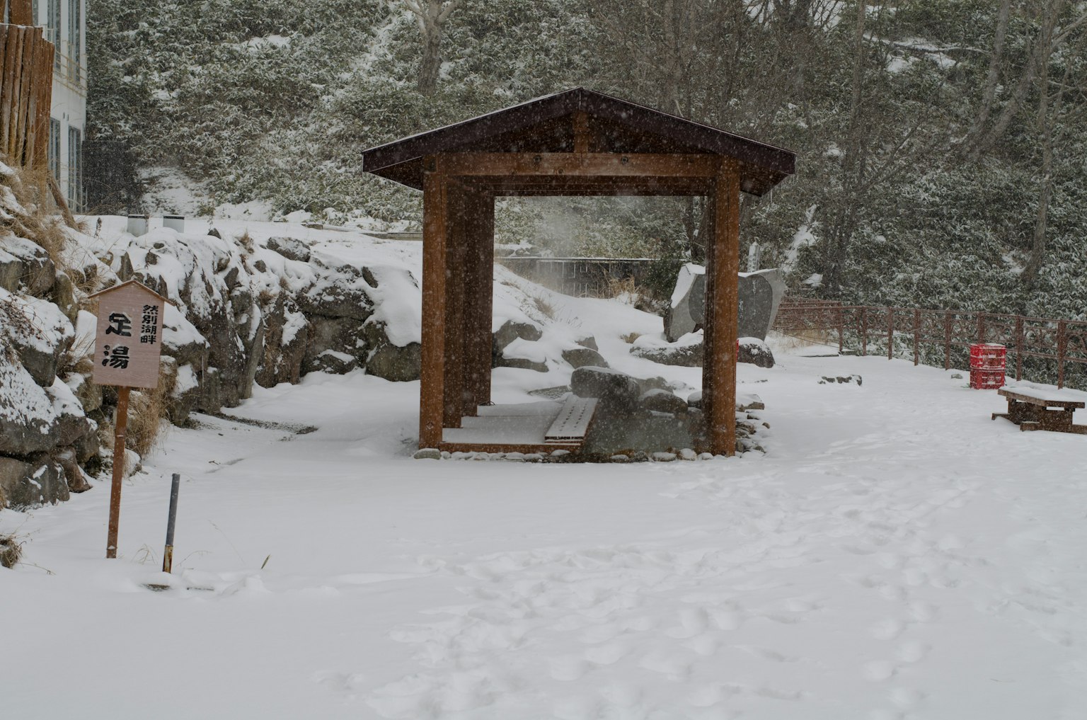 被雪覆蓋的避難所與周圍雪景