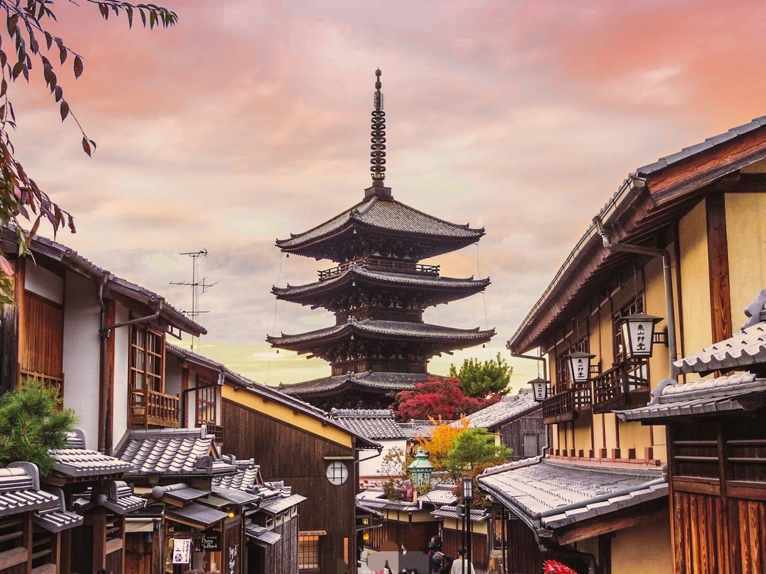 Pagode de Kyoto sous un ciel de coucher de soleil avec des bâtiments traditionnels