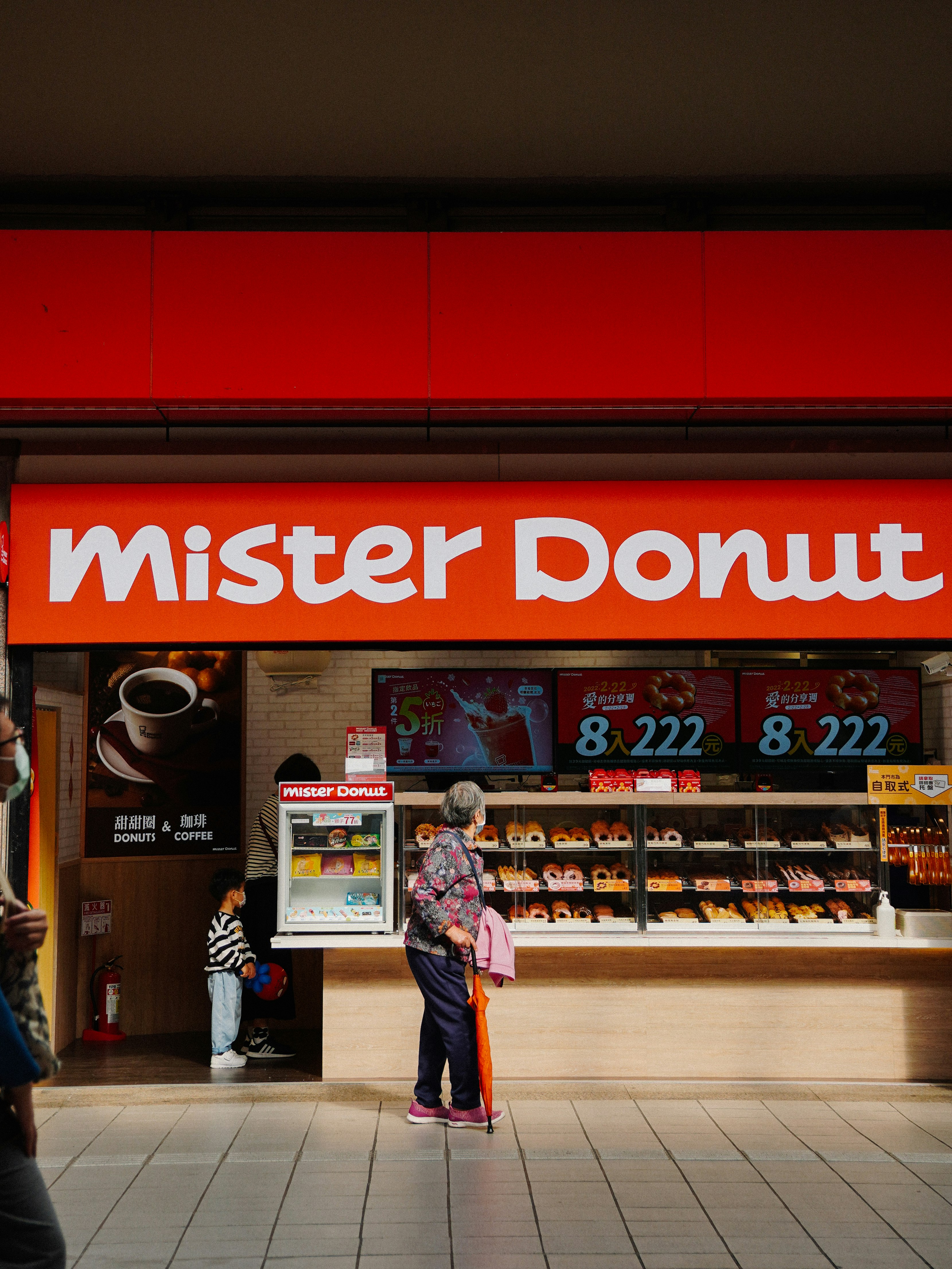 หน้าร้าน Mister Donut ป้ายสีแดงและการแสดงโดนัท