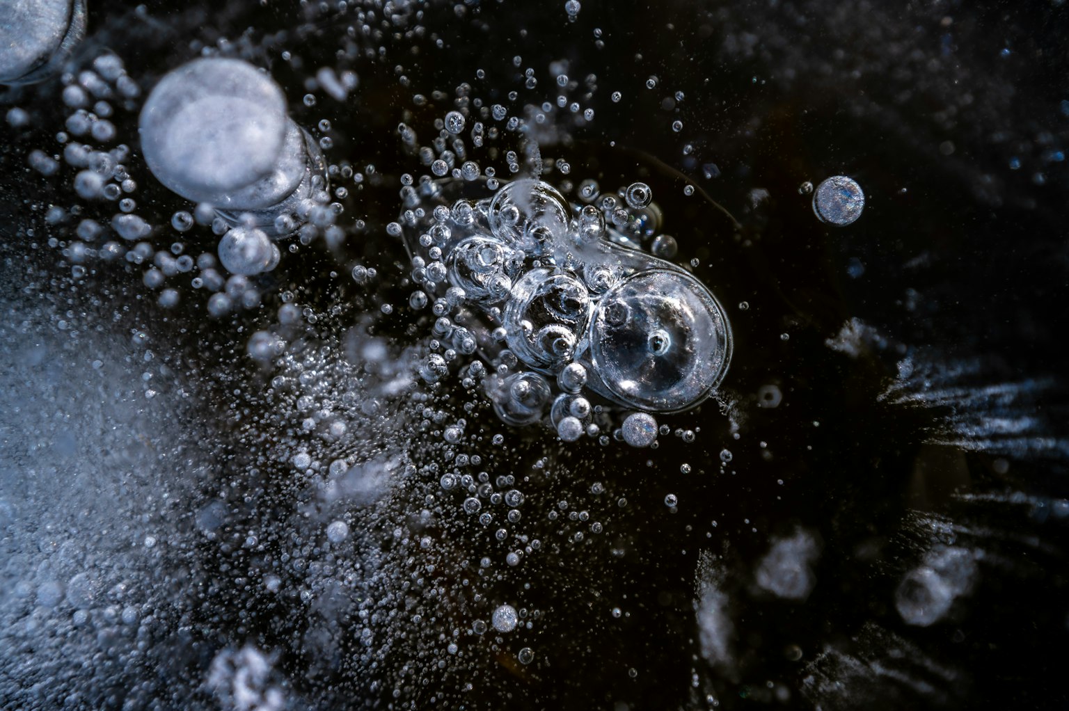Image abstraite de bulles flottant sur un fond sombre