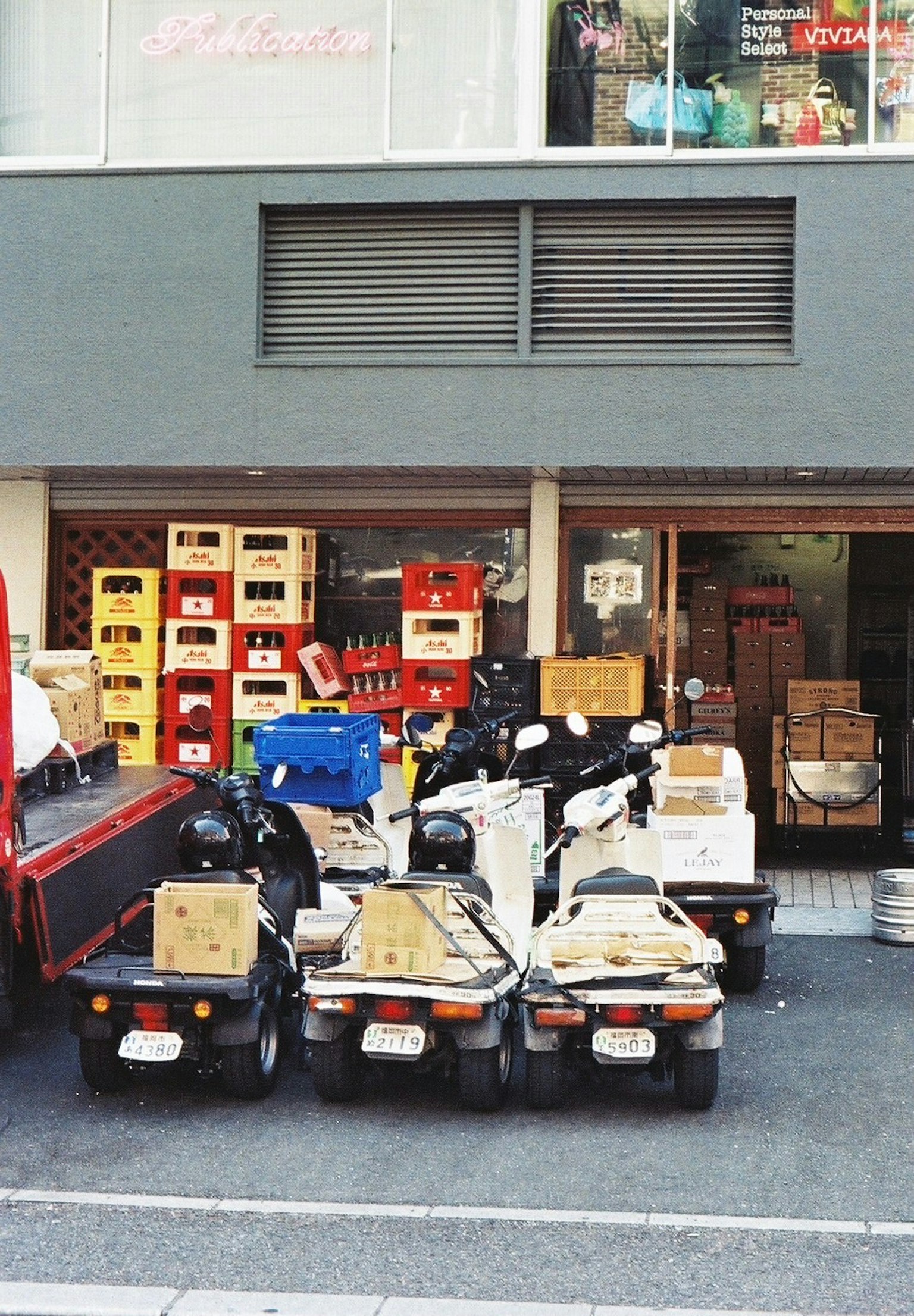 Scène de scooters de livraison et de caisses devant un magasin