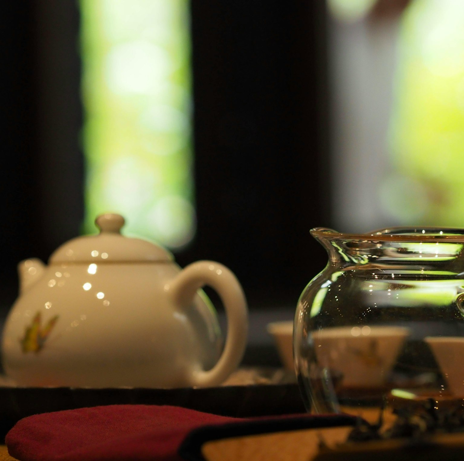 白色茶壶和玻璃茶壶放在桌子上