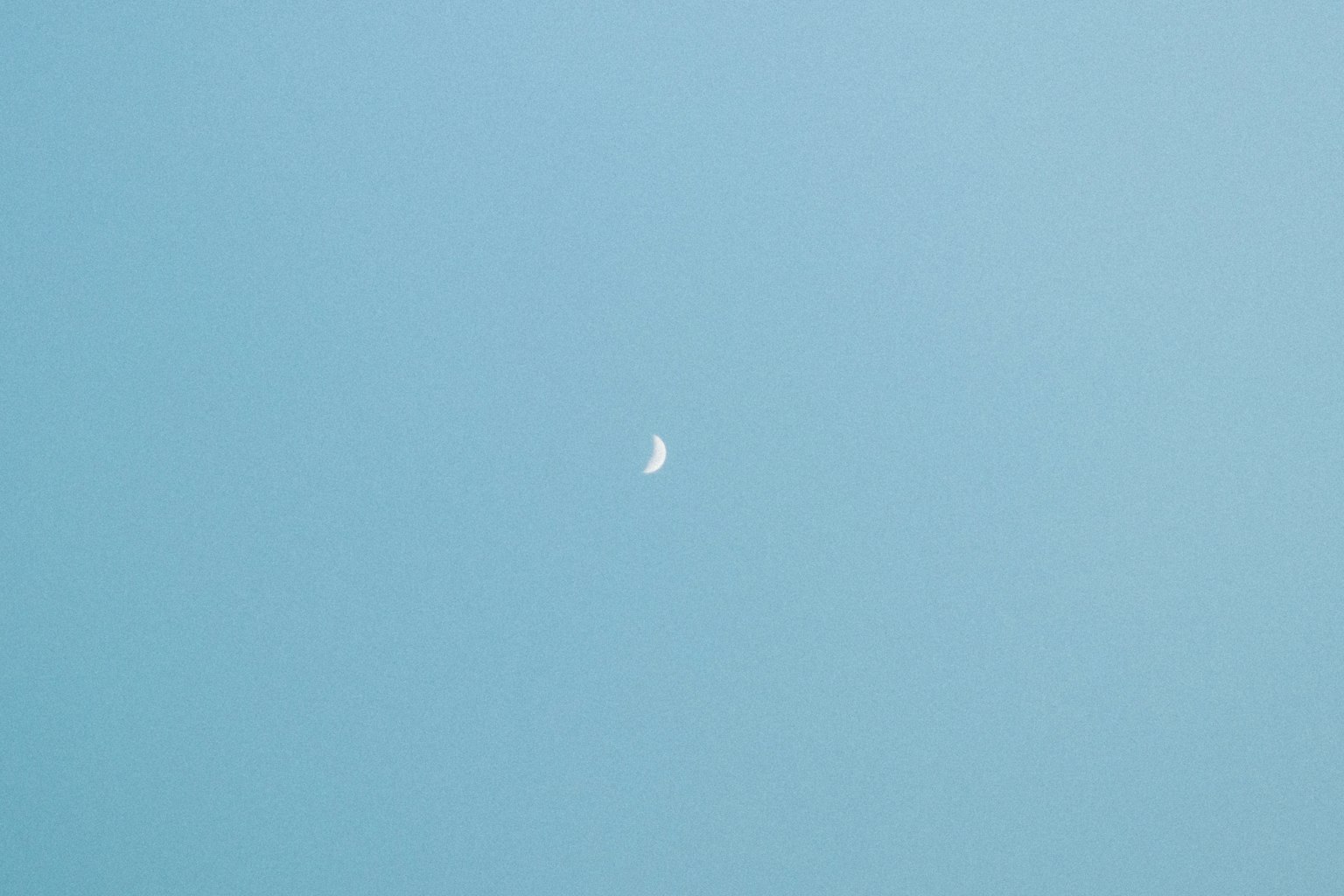 Kleine Mondsichel im blauen Himmel