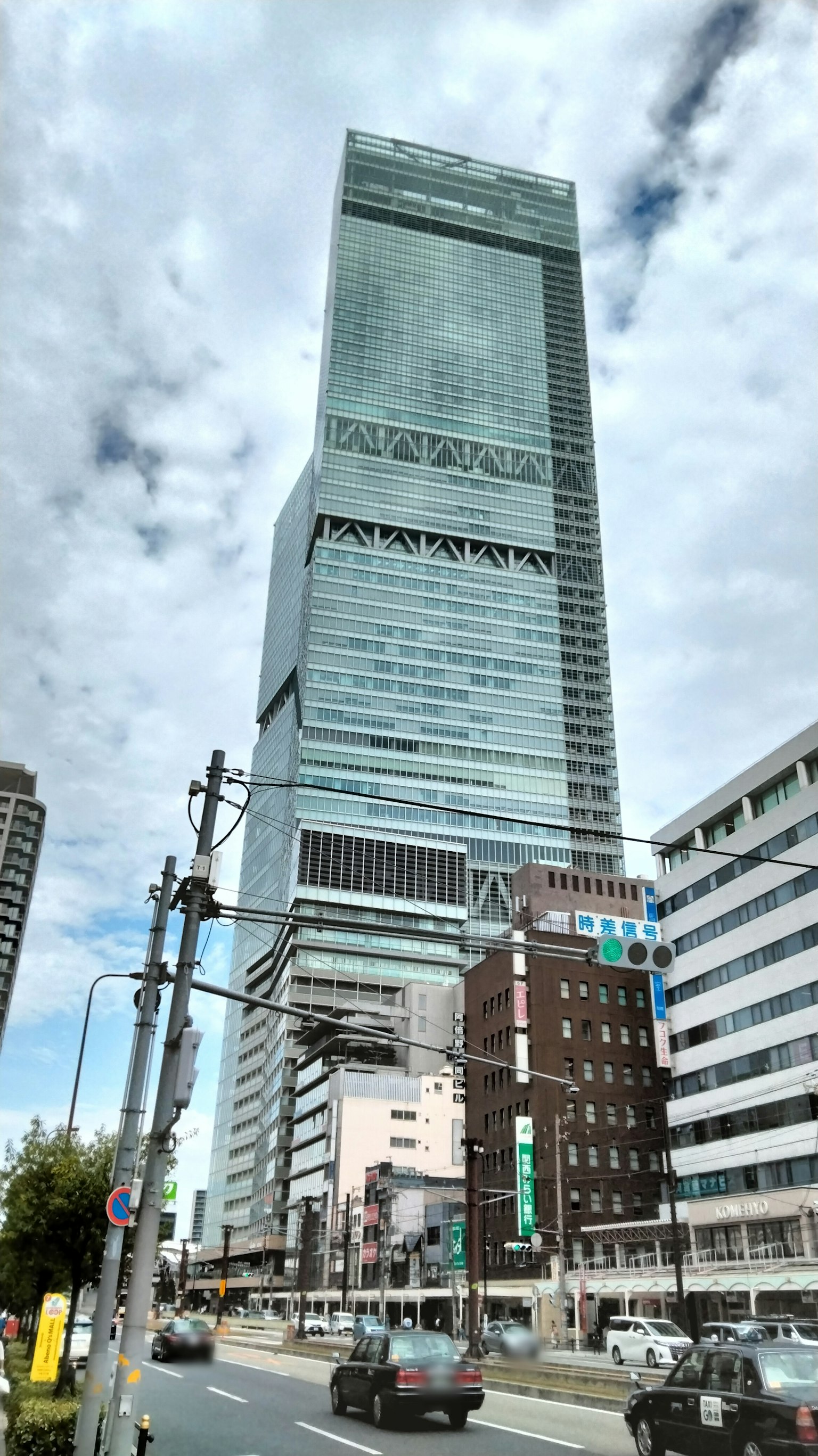 Vista di un grattacielo con edifici circostanti