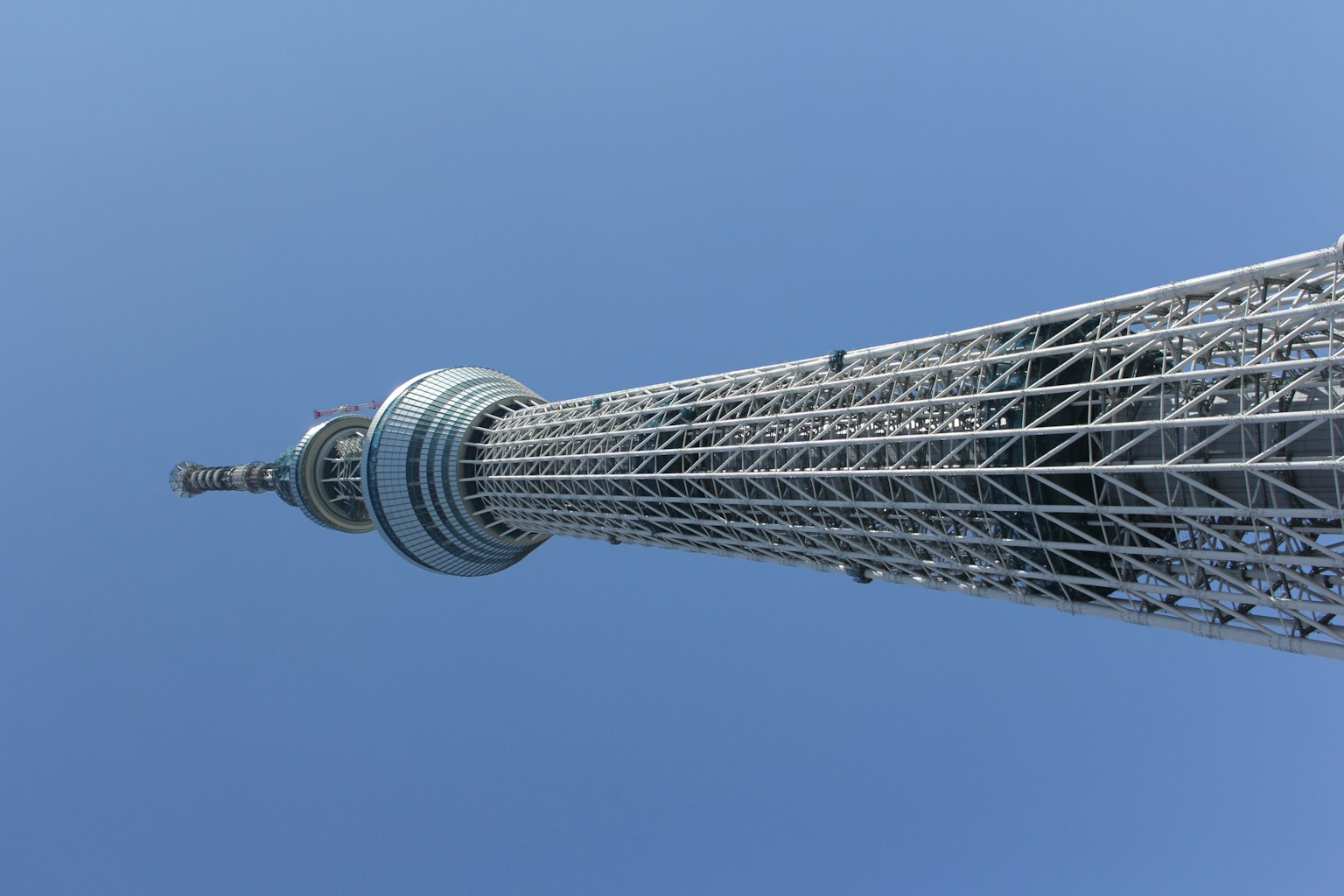 Tokyo Skytree che mostra dettagli strutturali contro un cielo blu