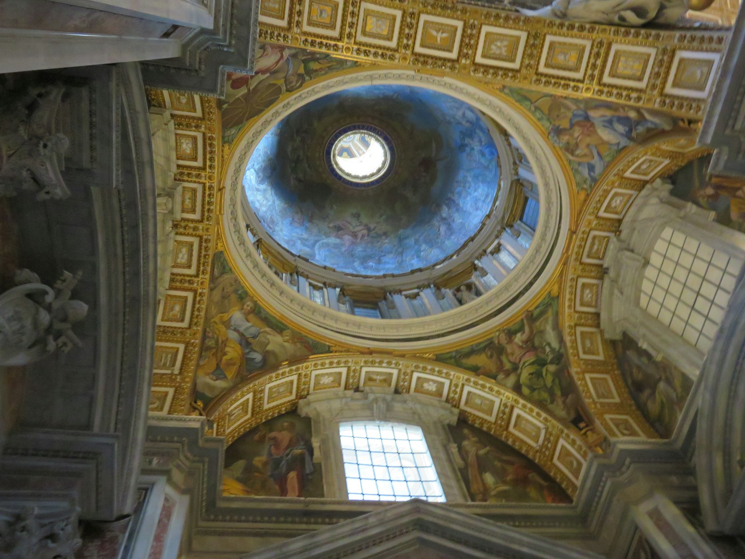 Hermosa decoración del techo y cúpula de la basílica de San Pedro