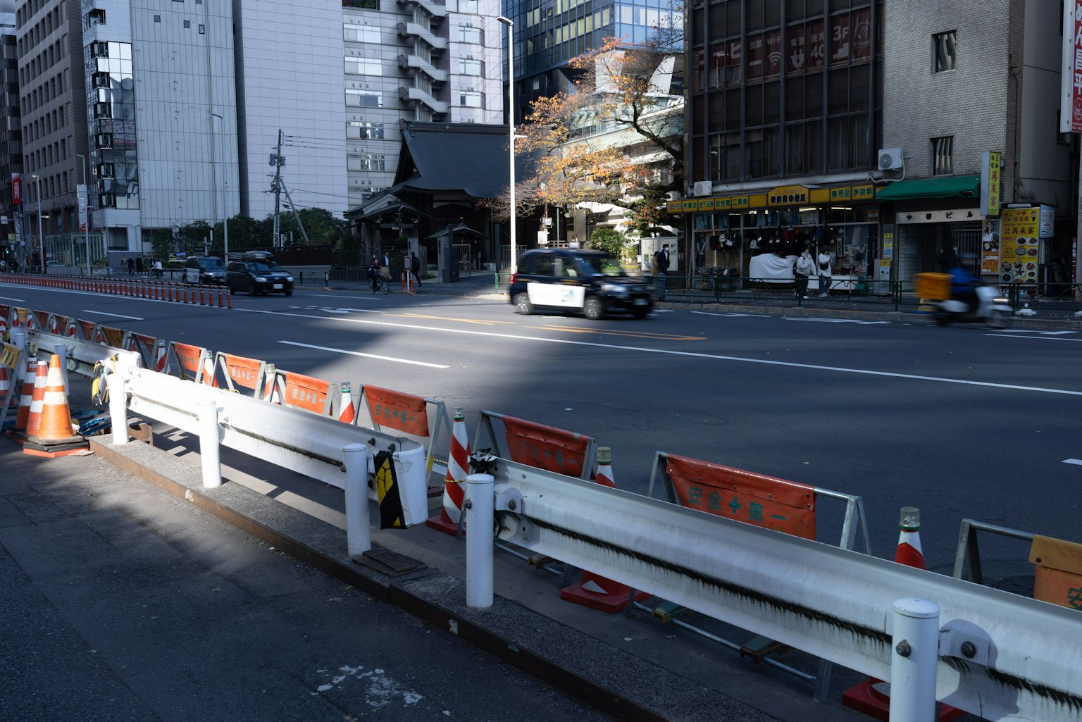 城市交叉口可见交通标志和施工障碍