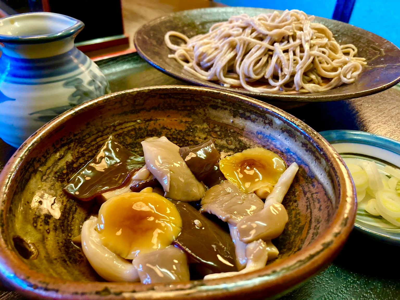 Món soba được trình bày đẹp mắt với các thành phần khác nhau
