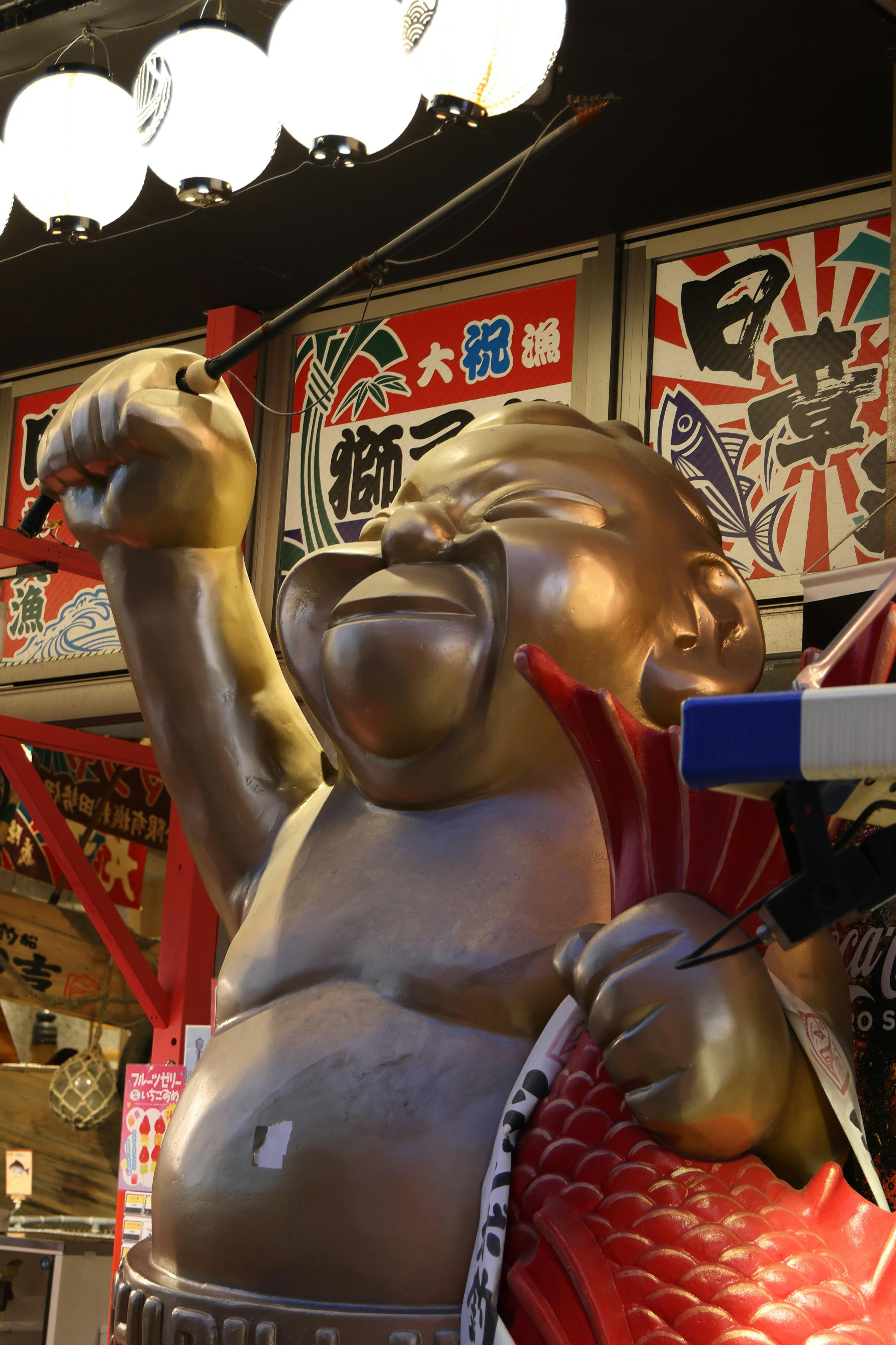 Grande statua dorata che invita a Shinsekai, Osaka