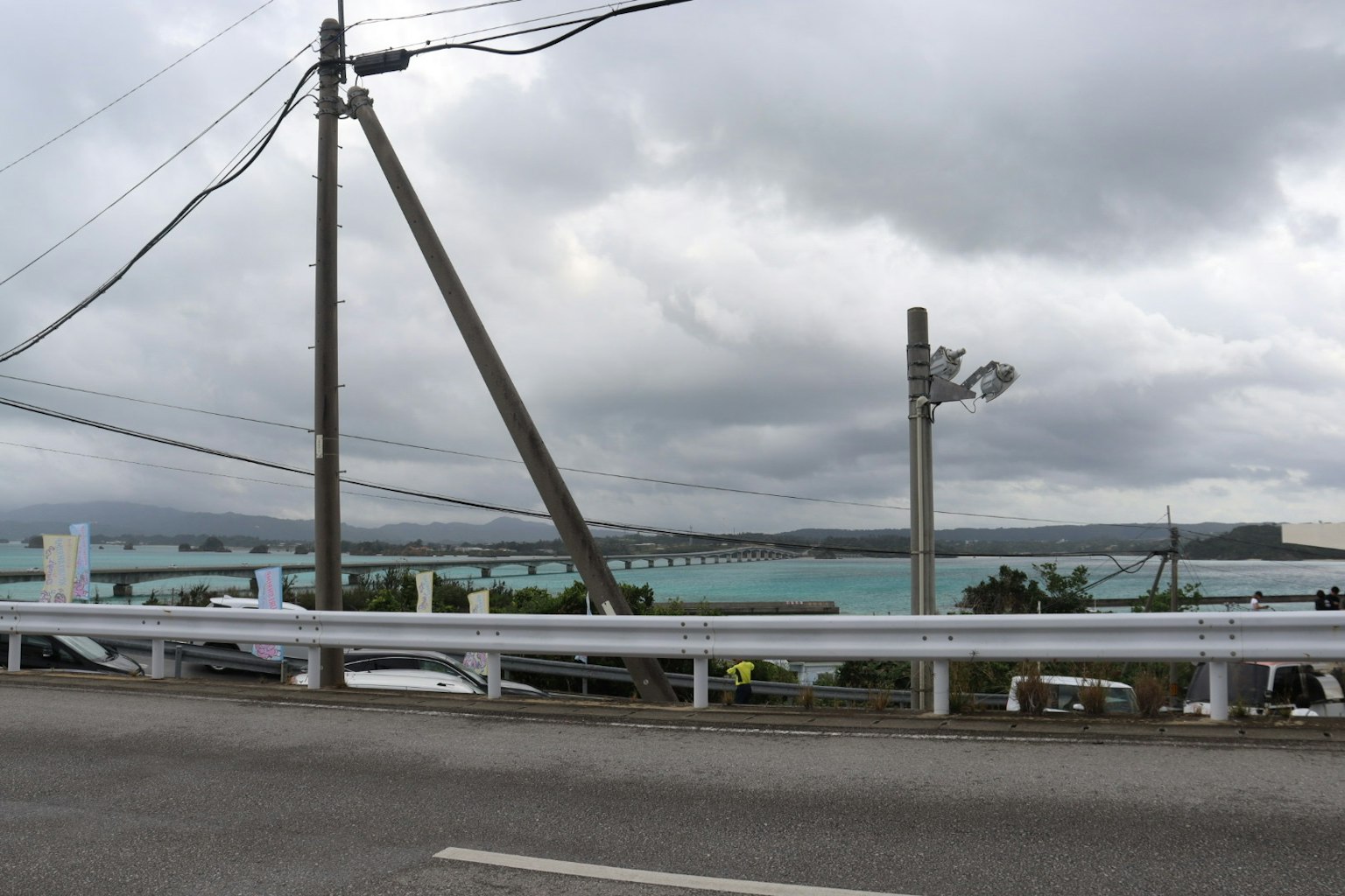 海岸公路的景色在阴云密布的天空下有电线杆