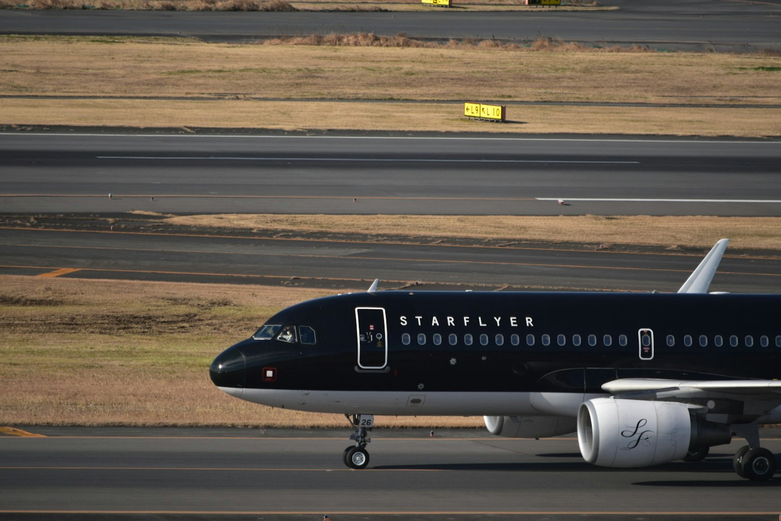 滑行道上星空航空的客机侧面