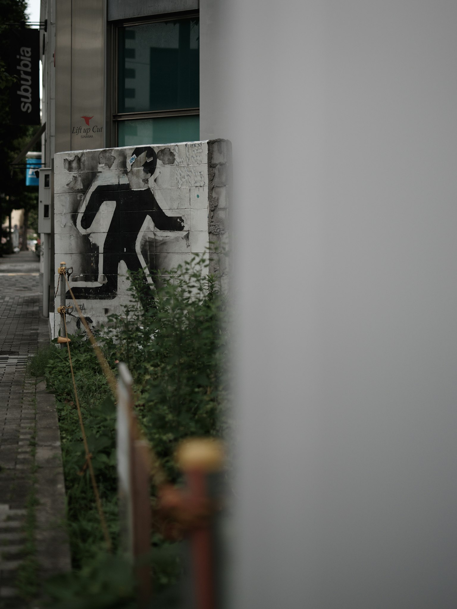 Silhouette d'une figure en mouvement sur un mur urbain