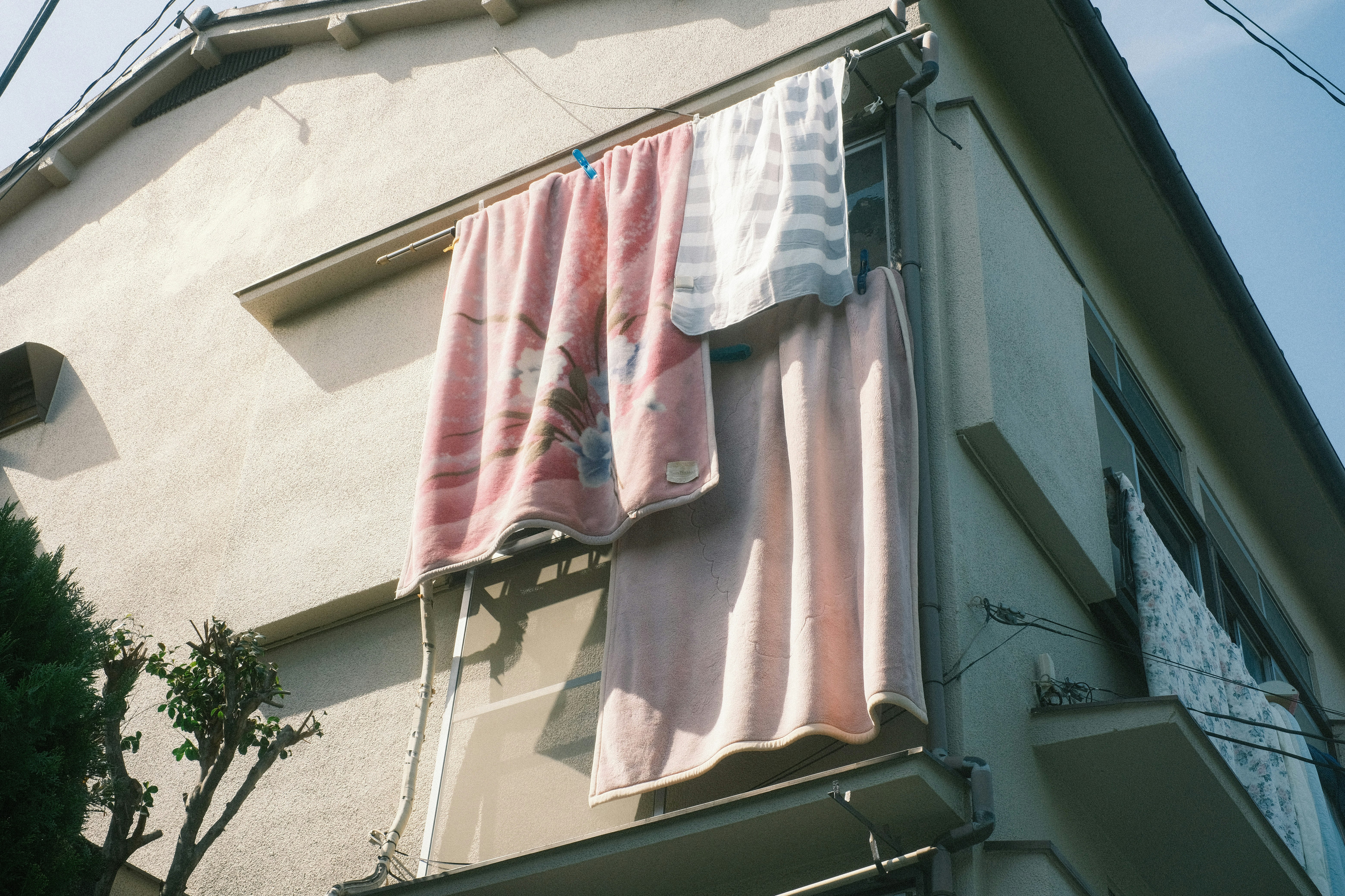 linge suspendu sur un balcon à l’extérieur d’une maison