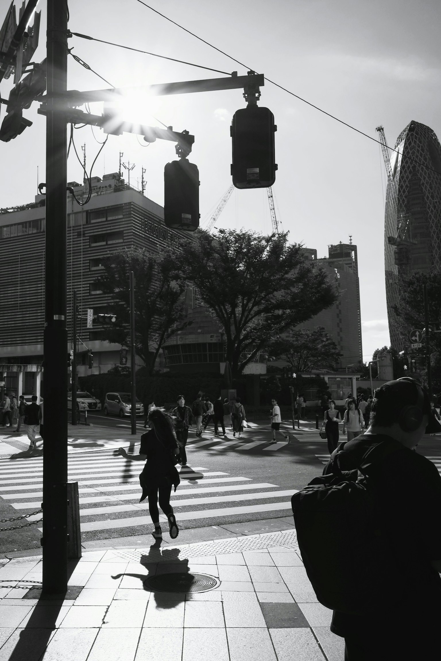 黑白城市景觀，行人過馬路和交通信號燈