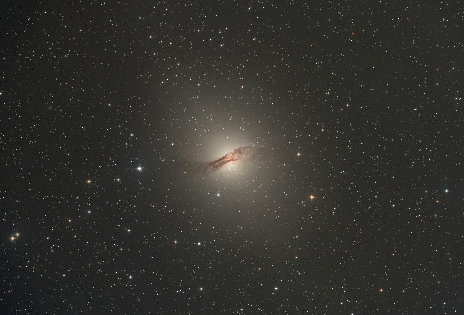 Immagine di una grande galassia al centro della Via Lattea circondata da stelle sparse