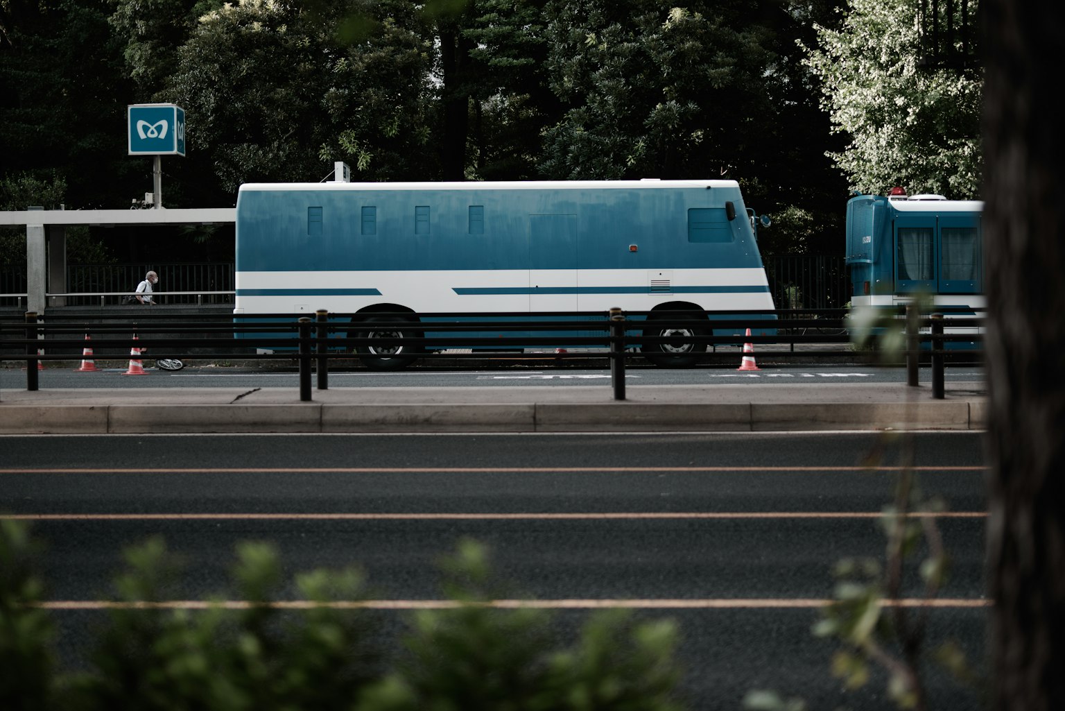 Autobus blu e fermata dell'autobus in un ambiente urbano
